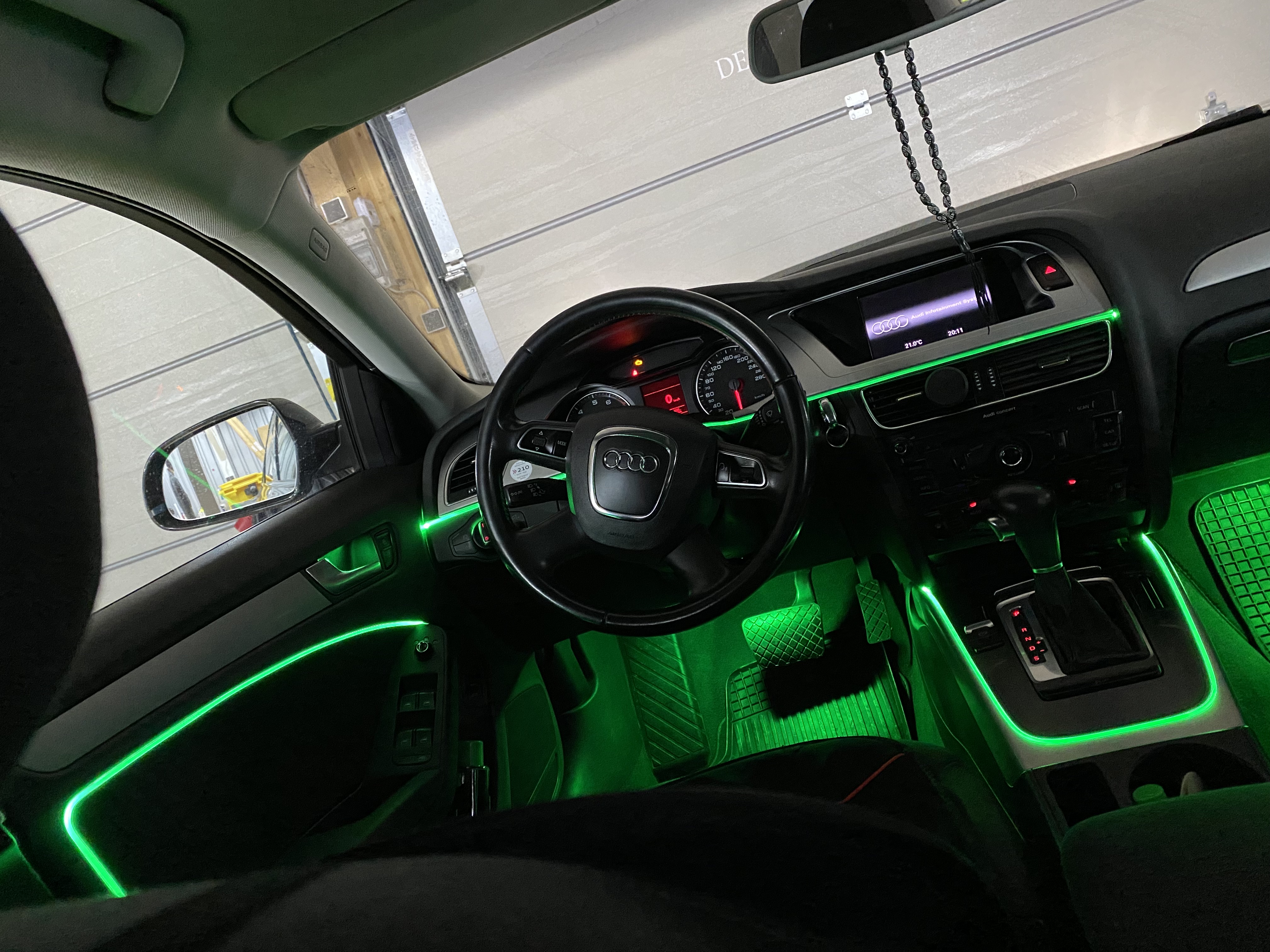 grüne Ambientebeleuchtung im Audi by Deadperformance Berlin