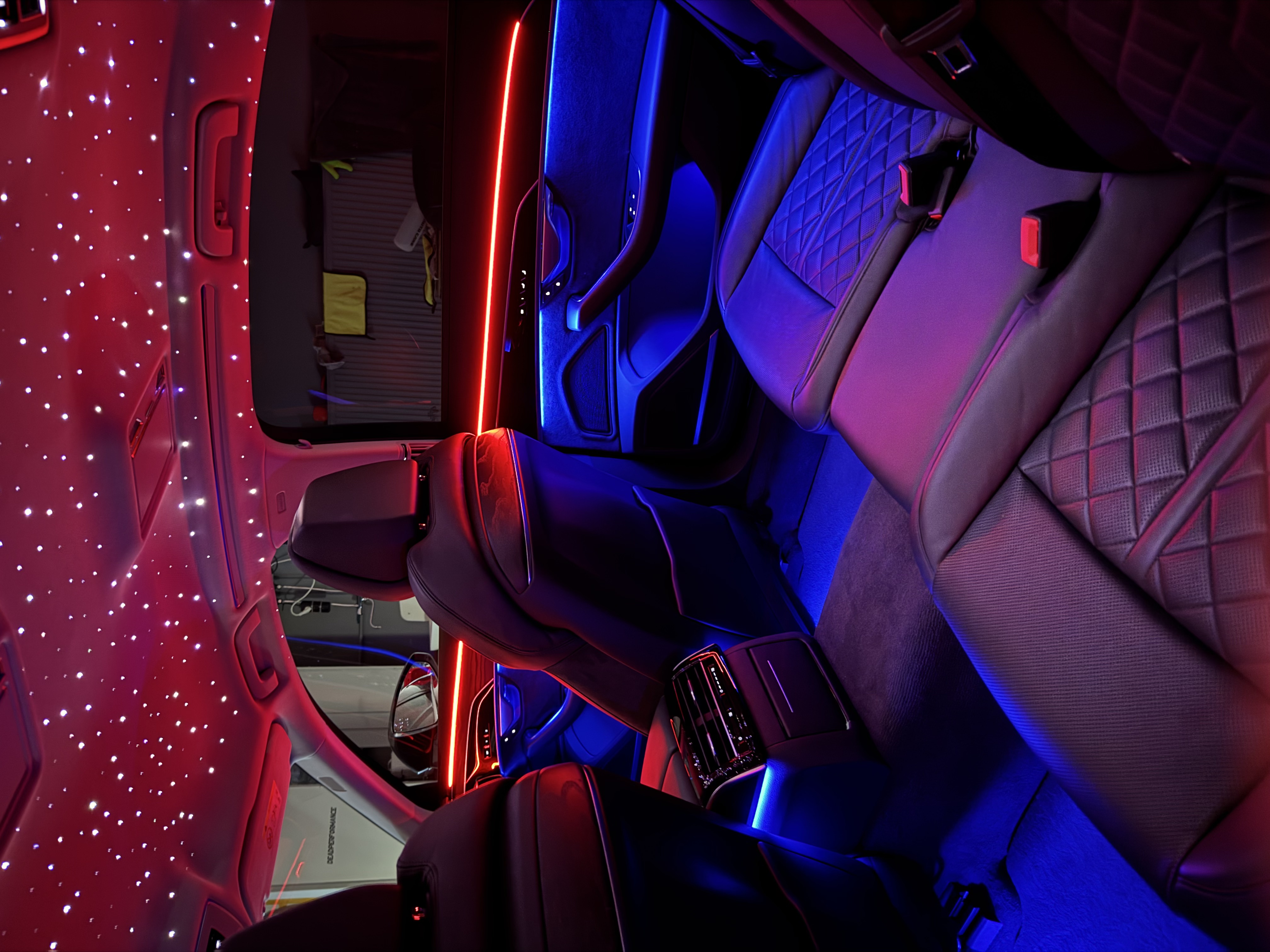 Ambientebeleuchtung und Sternenhimmel in rot-blau im Audi A8 by Deadperformance Berlin