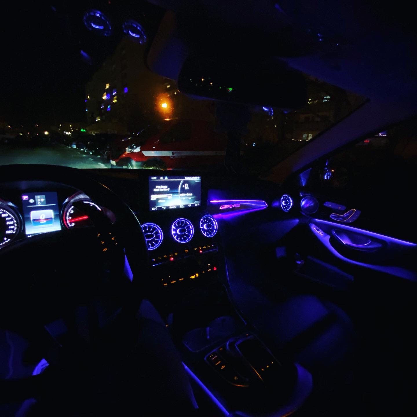 blaue Ambientebeleuchtung der C-Klasse bei Nacht