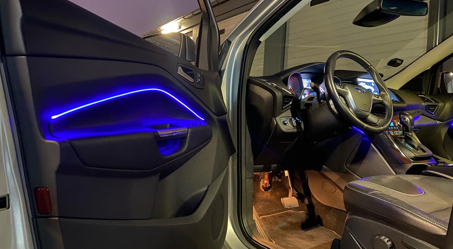 Ford Focus mit Ambientebeleuchtung in der Türverkleidung