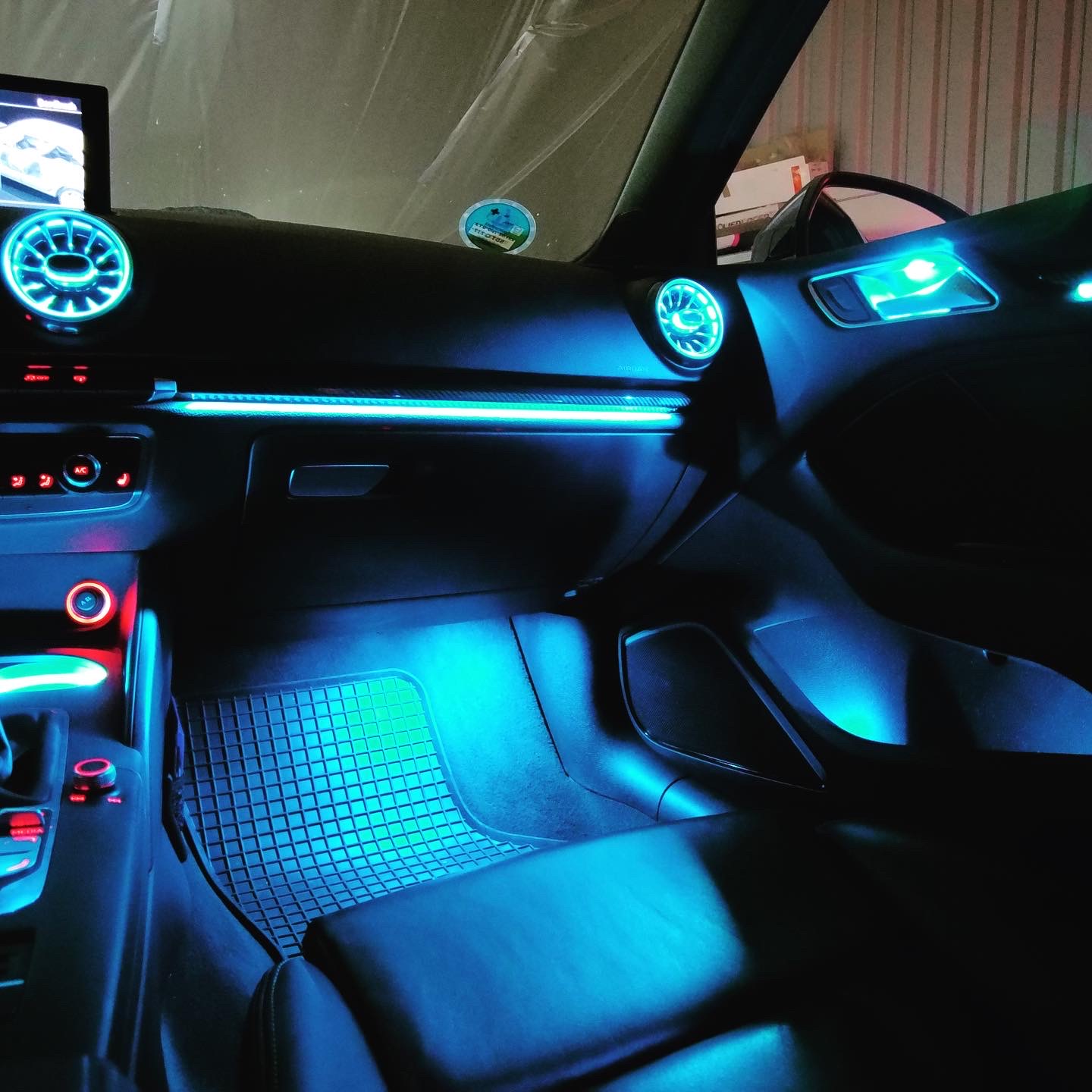 blaue Ambientebeleuchtung im Audi by Deadperformance Berlin