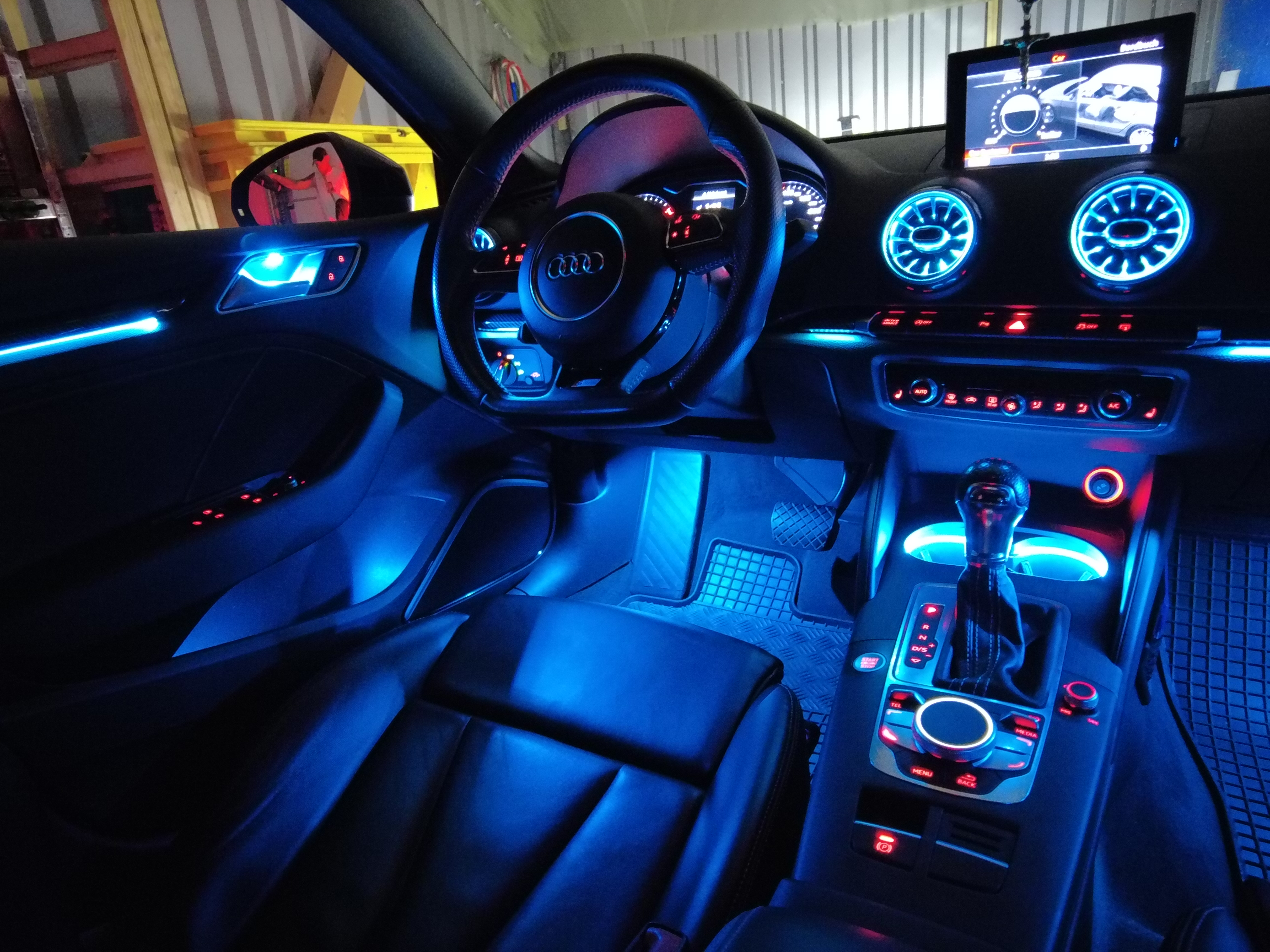blaue Ambientebeleuchtung im Audi von Deadperformance Berlin