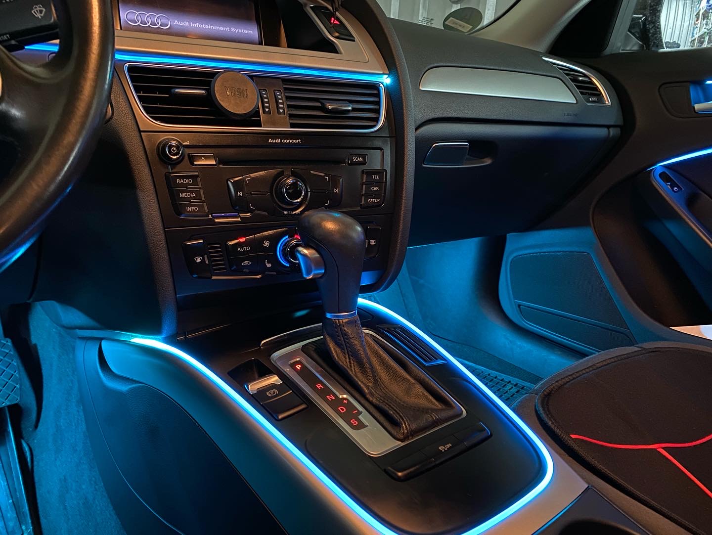blau beleuchtete Mittelkonsole im Audi by Deadperformance Berlin