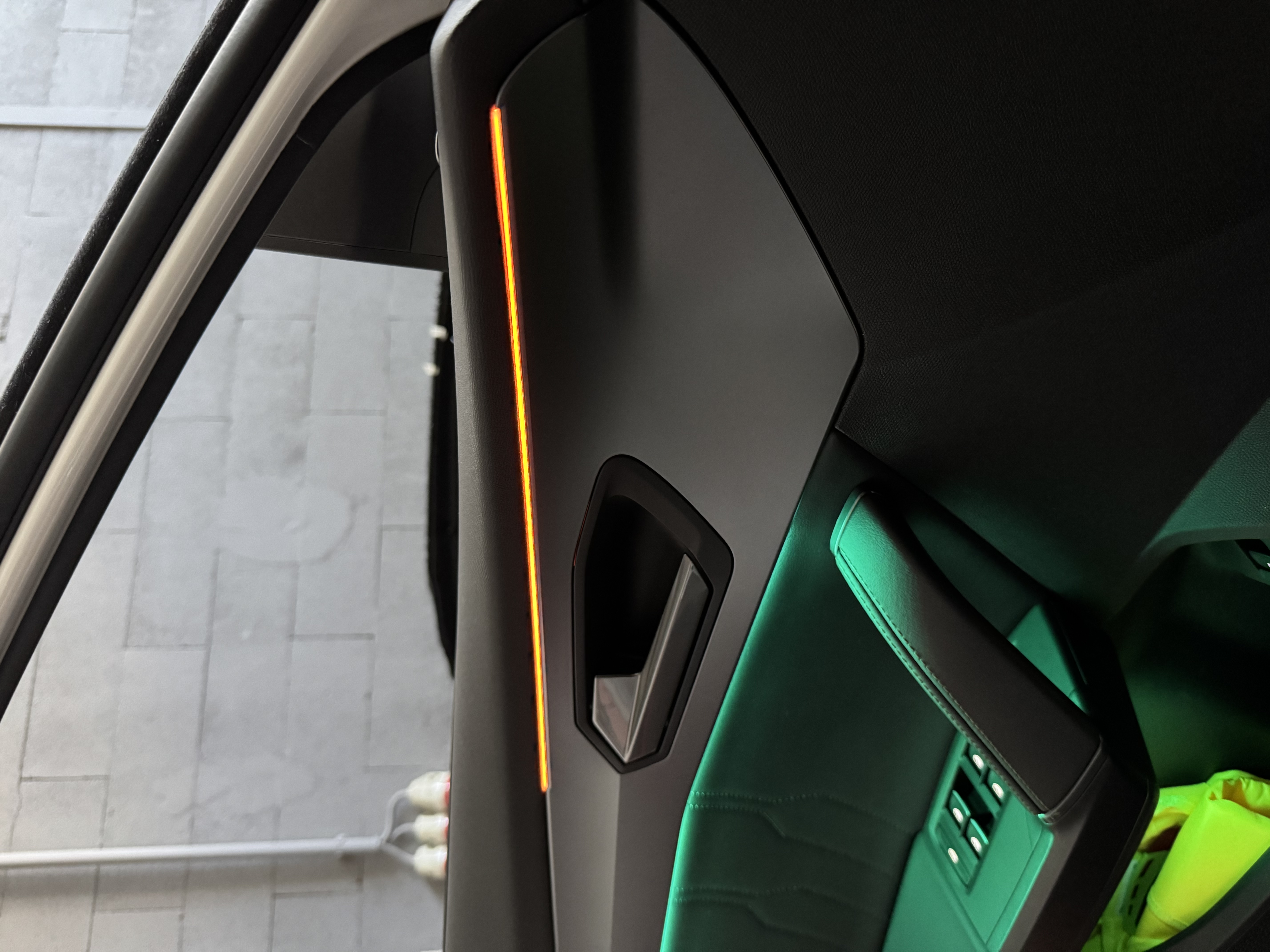 grün gelbe Ambientebeleuchtung im BMW