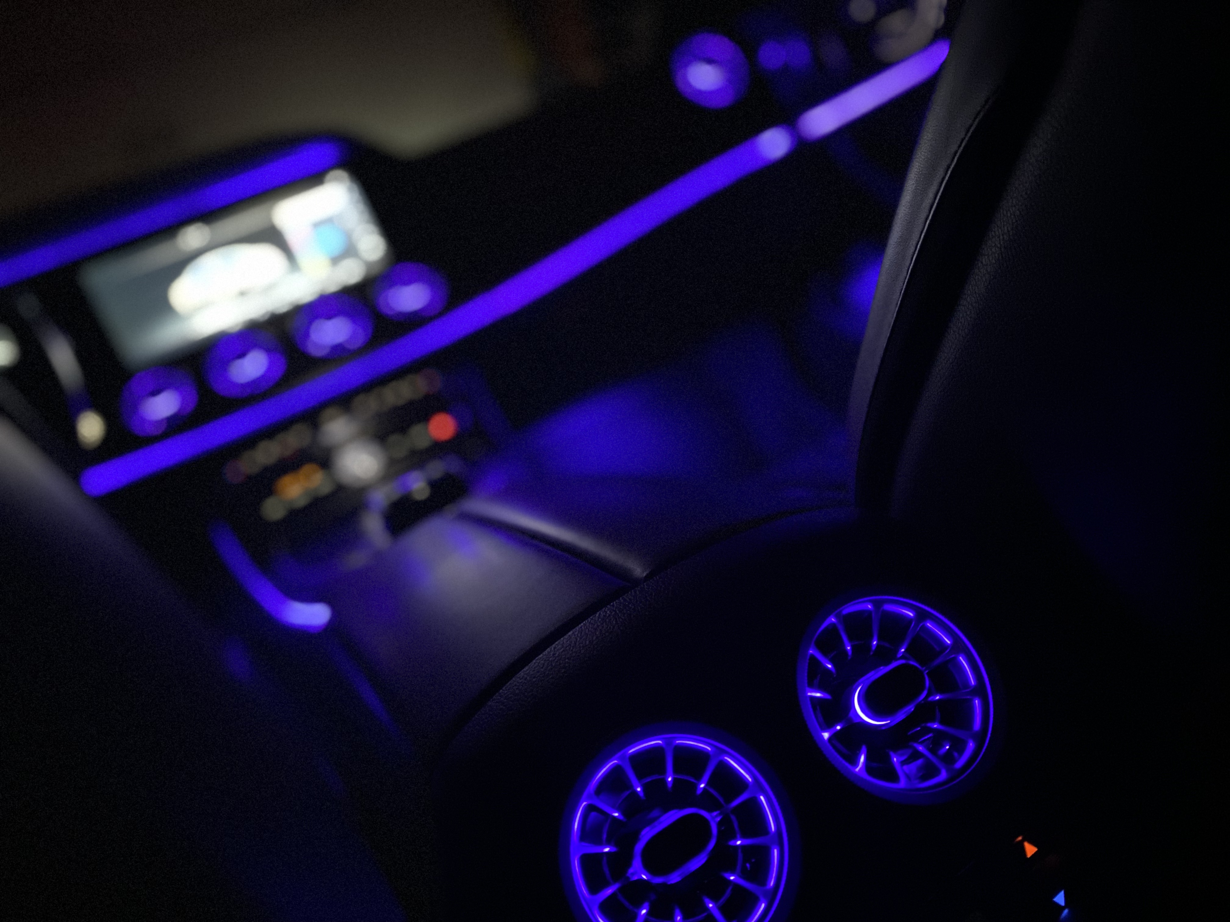 Blaue Ambientebeleuchtung by Deadperformance Berlin