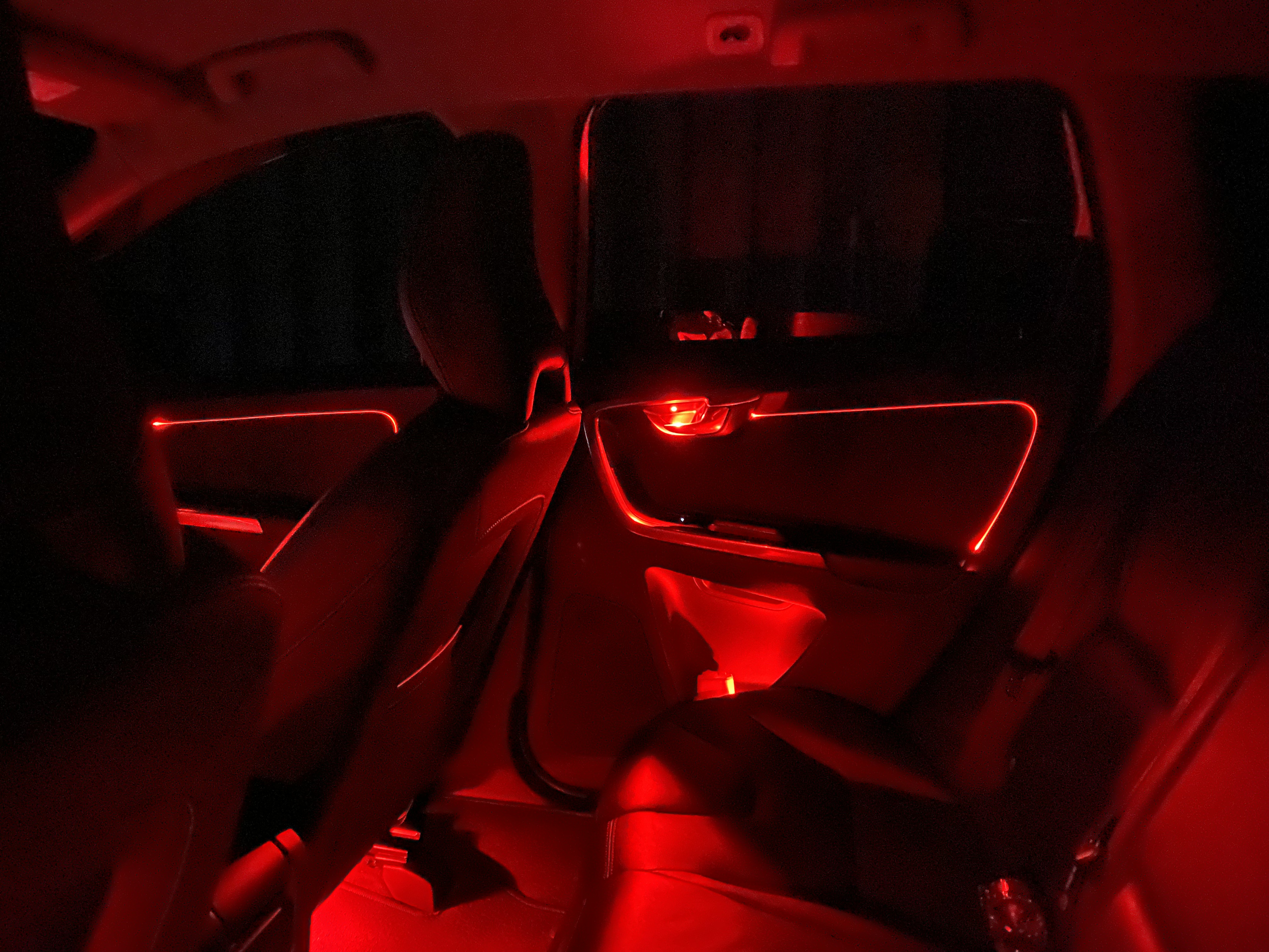rote Tür- und Fußraumbeleuchtung im Audi by Deadperformance Berlin