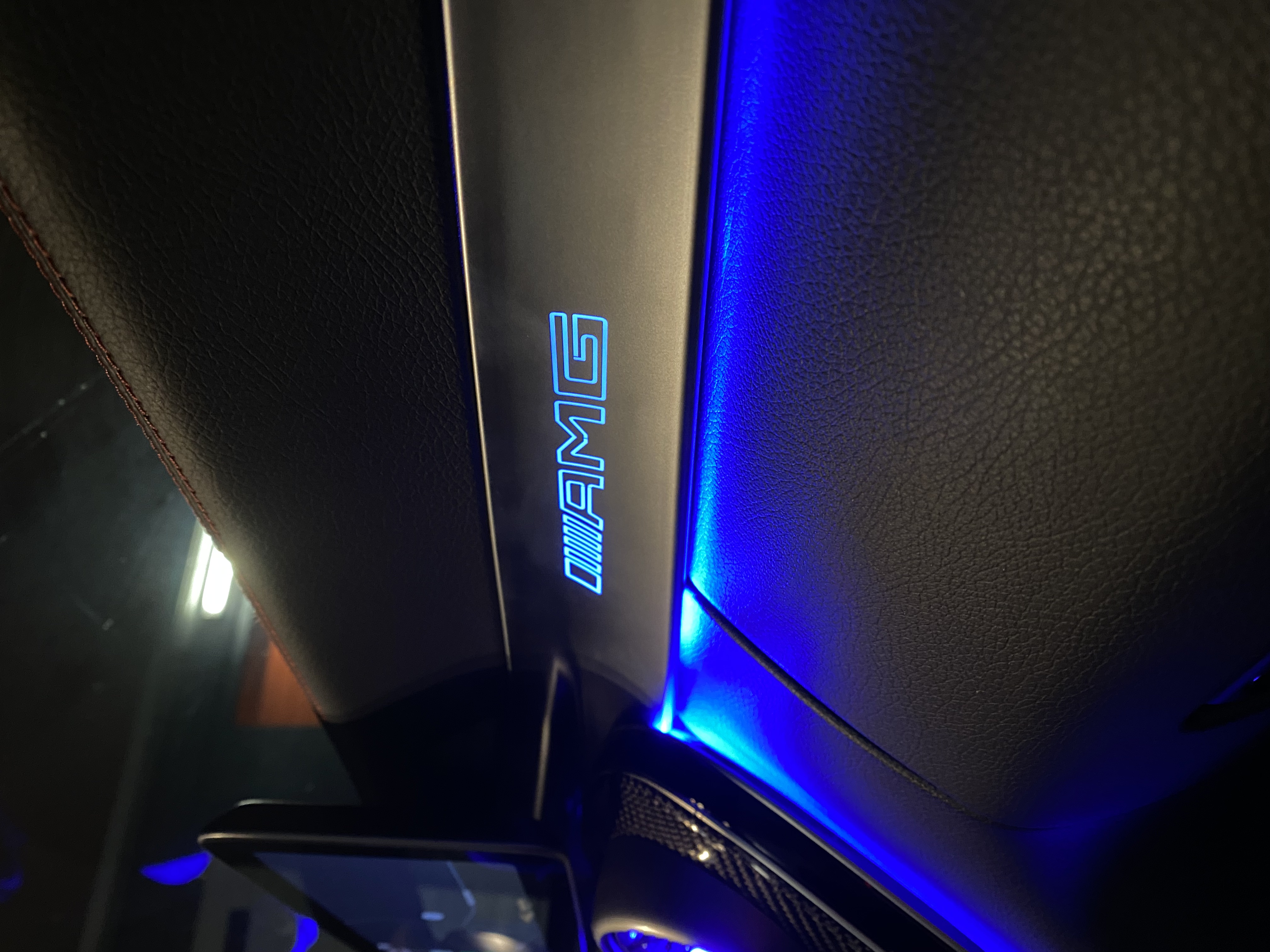 Blaue Ambientebeleuchtung für den AMG von Deadperformance Berlin