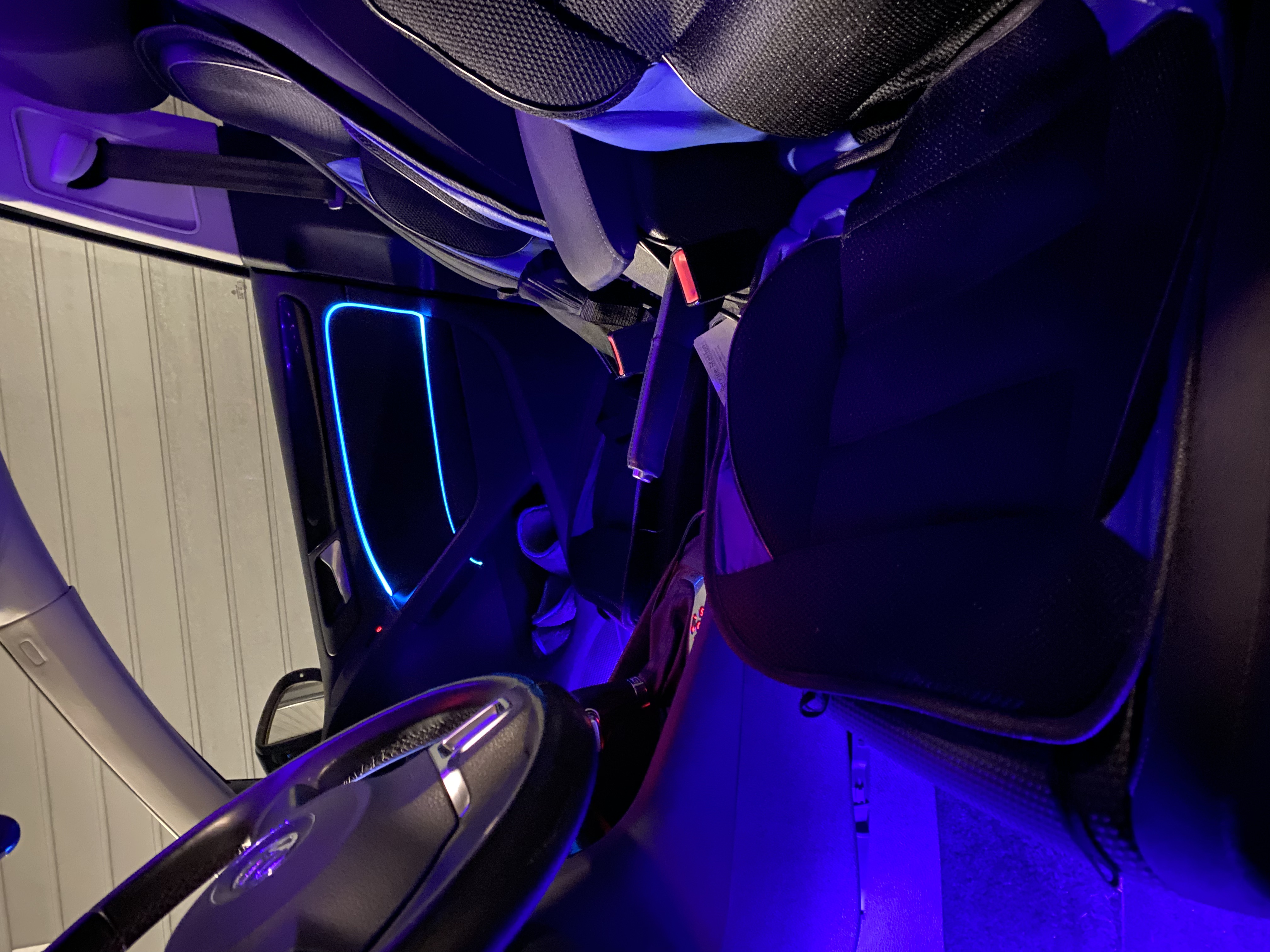 Blaue Ambientebeleuchtung im VW Polo von Deadperformance