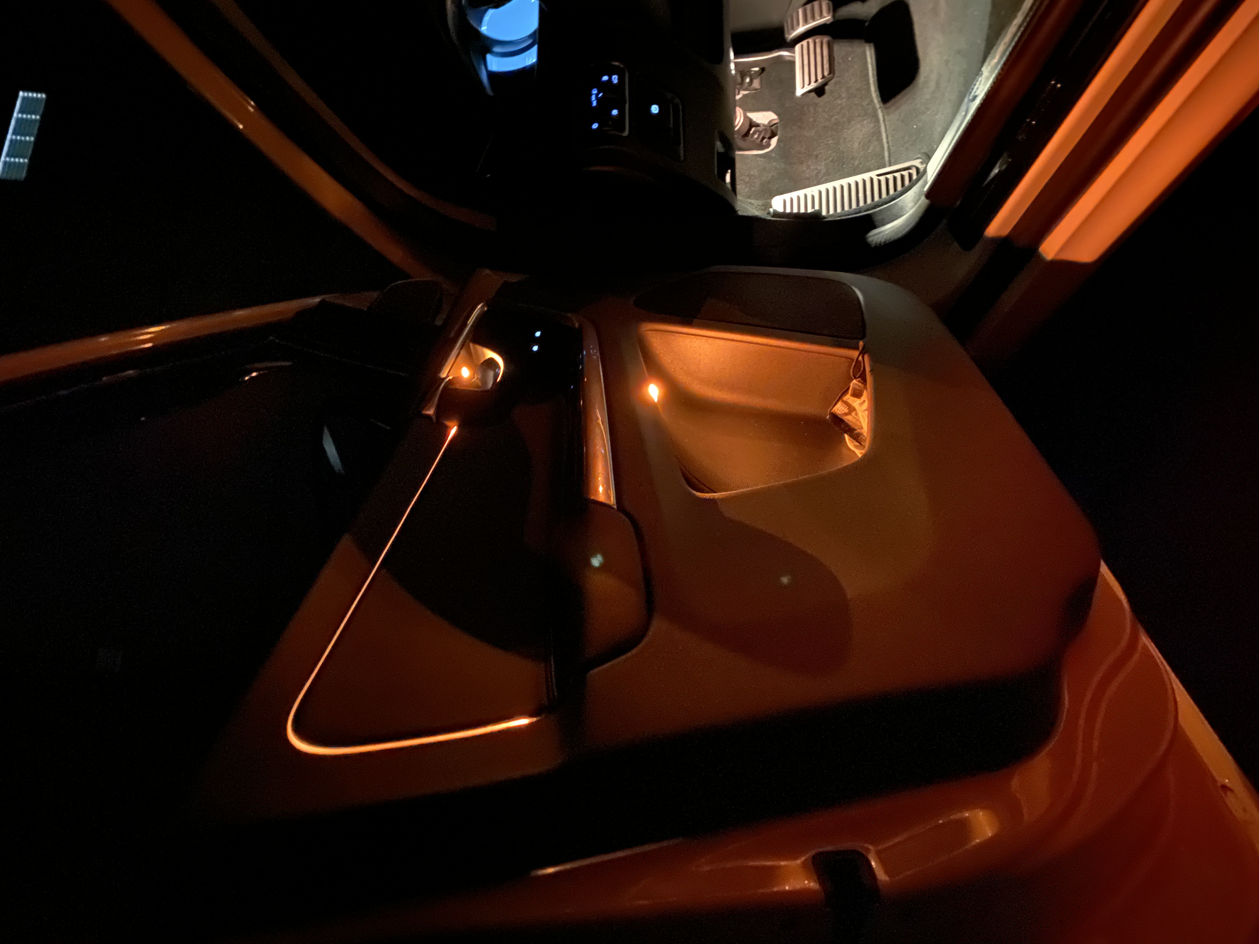 VW Polo mit Ambientebeleuchtung in orange