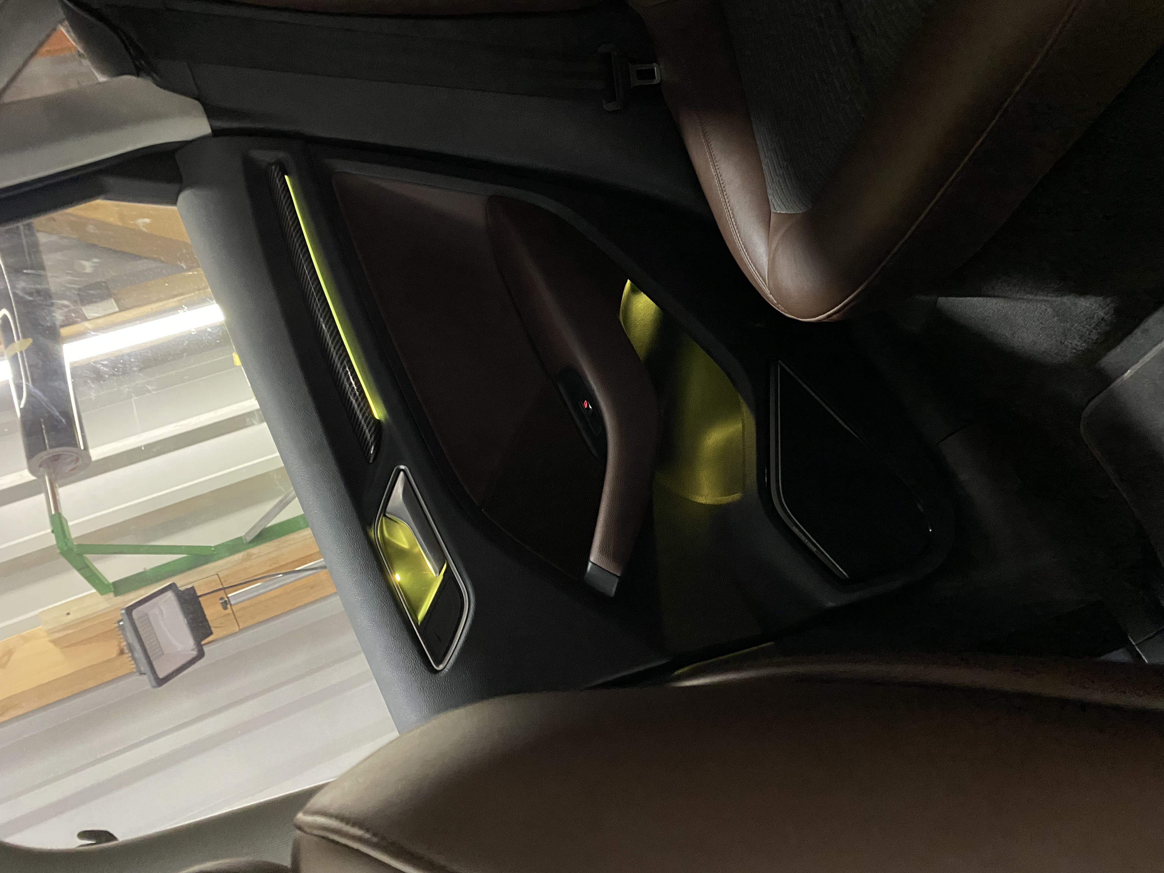 gelbe Beleuchtung der Türverkleidung im VW R-Cross