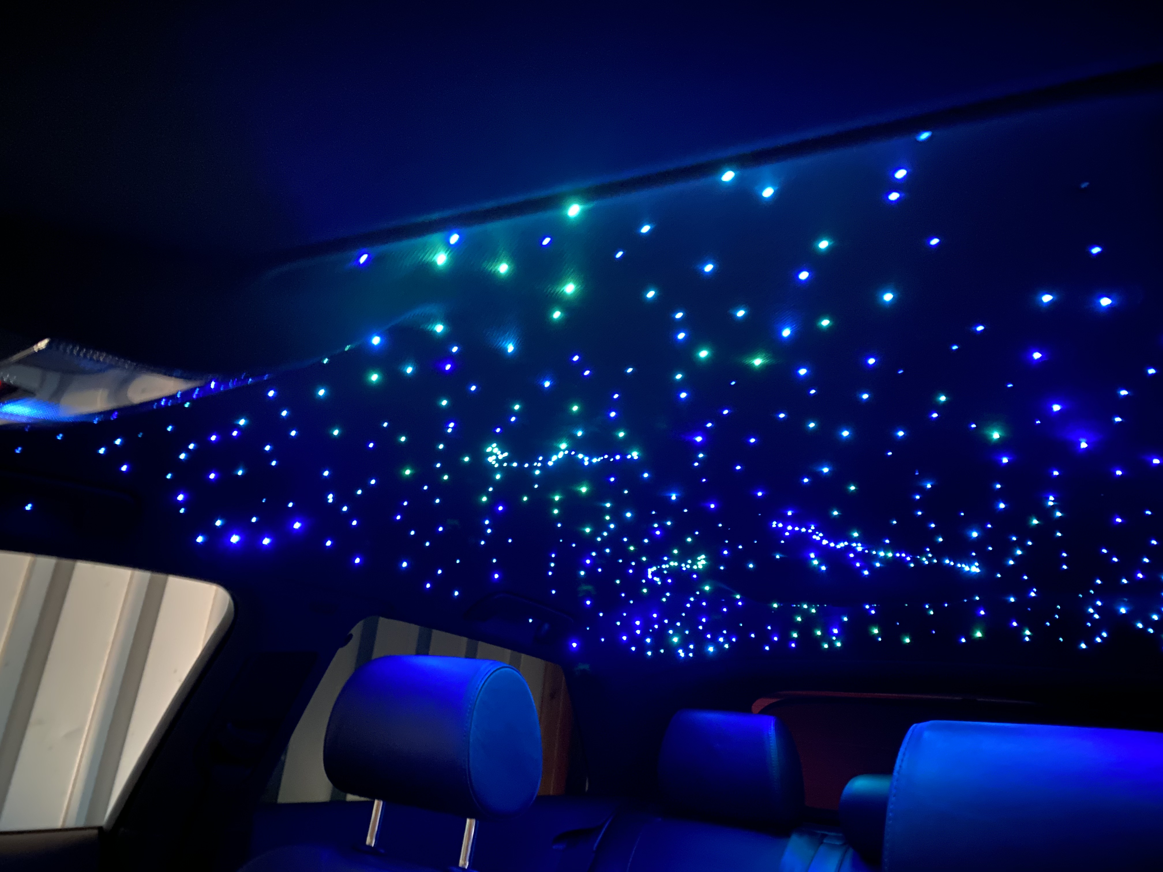 blau-grün beleuchteter Dachhimmel im VW-Touareg