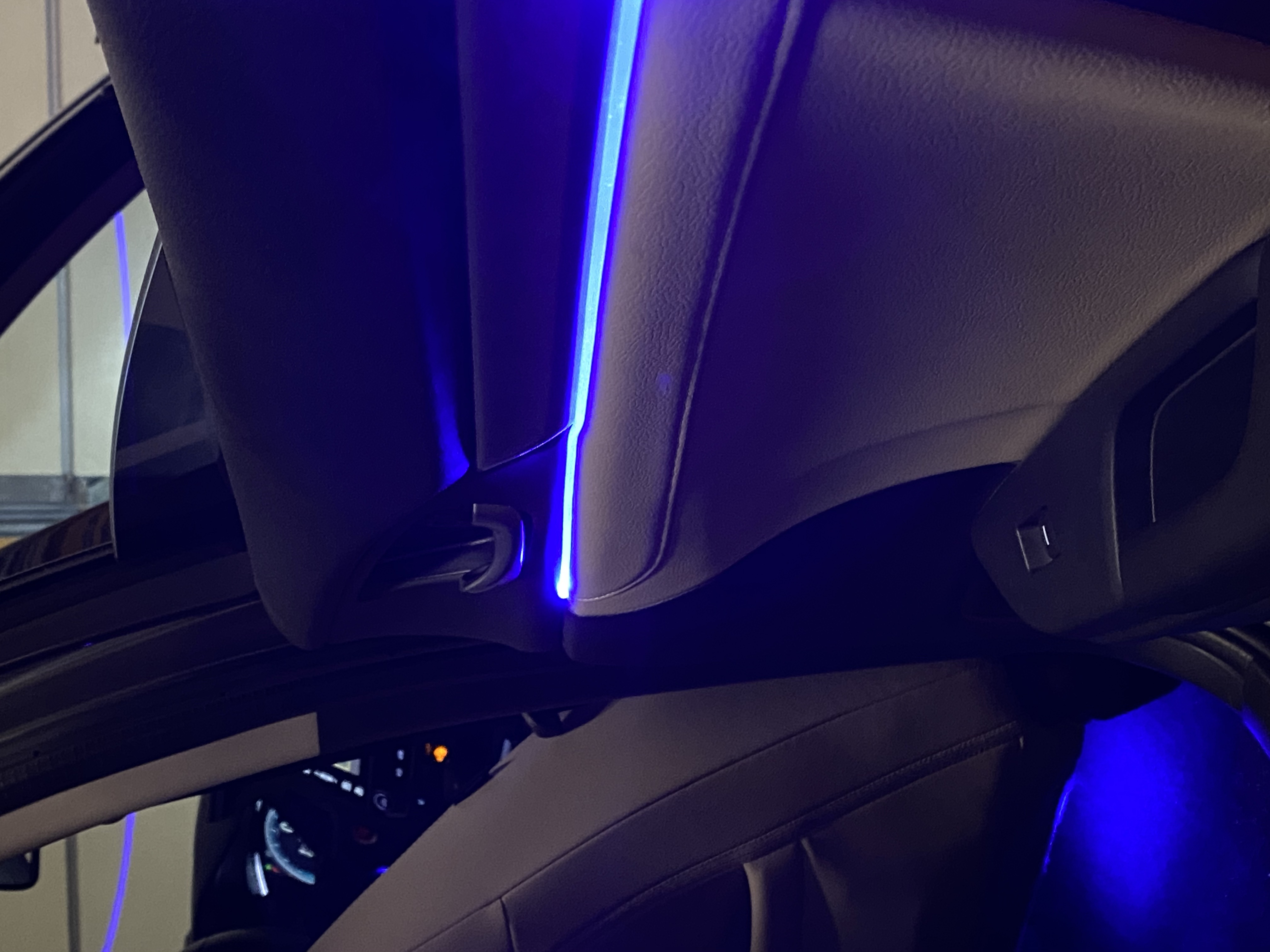 blau beleuchtete Türverkleidung im VW-Touareg