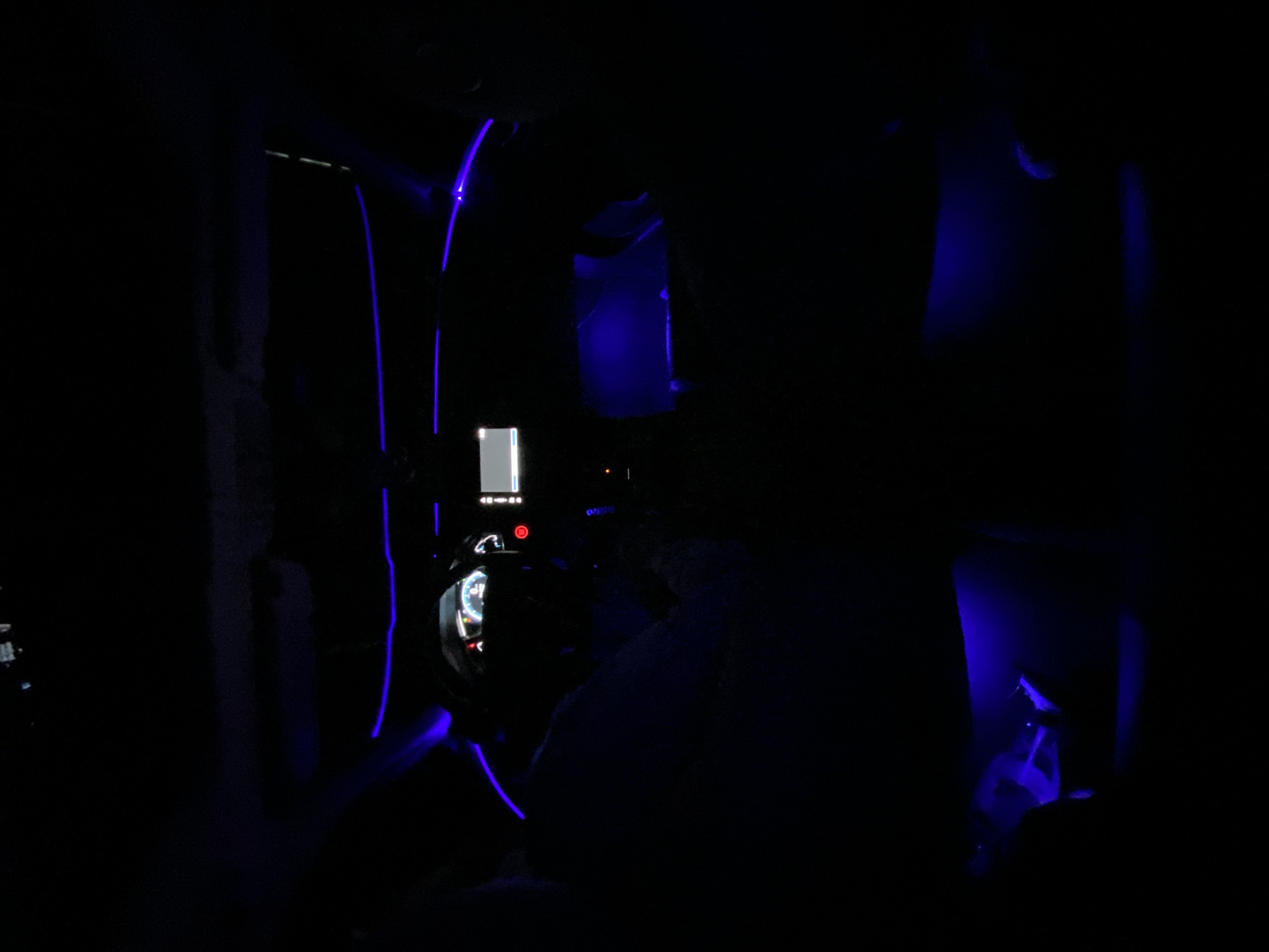 blaue Ambientebeleuchtung im VW-Arteon von Deadperformance Berlin