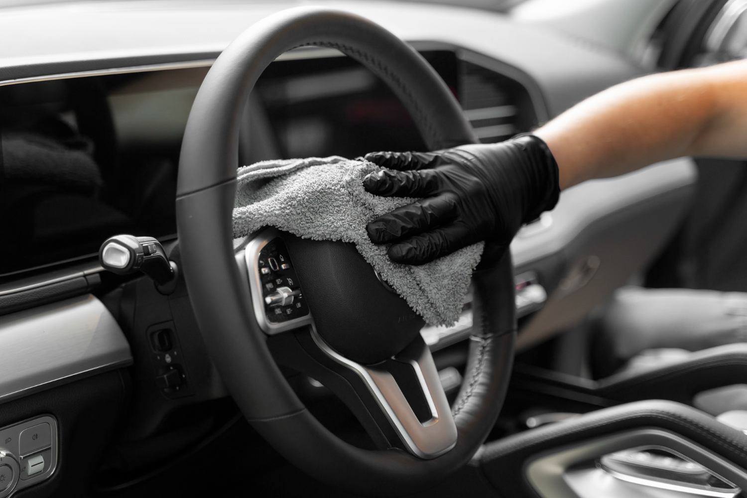 Professionelle Reinigung eines Fahrzeuginnenraums
