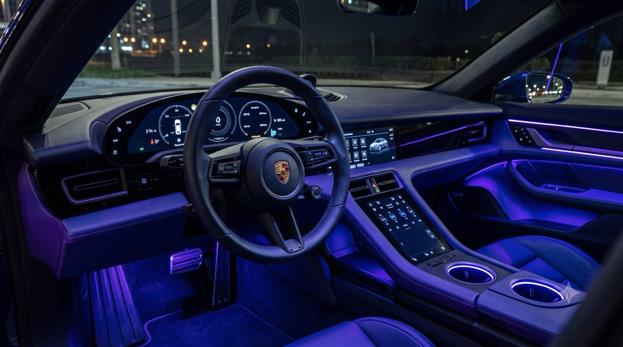 Porsche Taycan mit blauer Ambientebeleuchtung