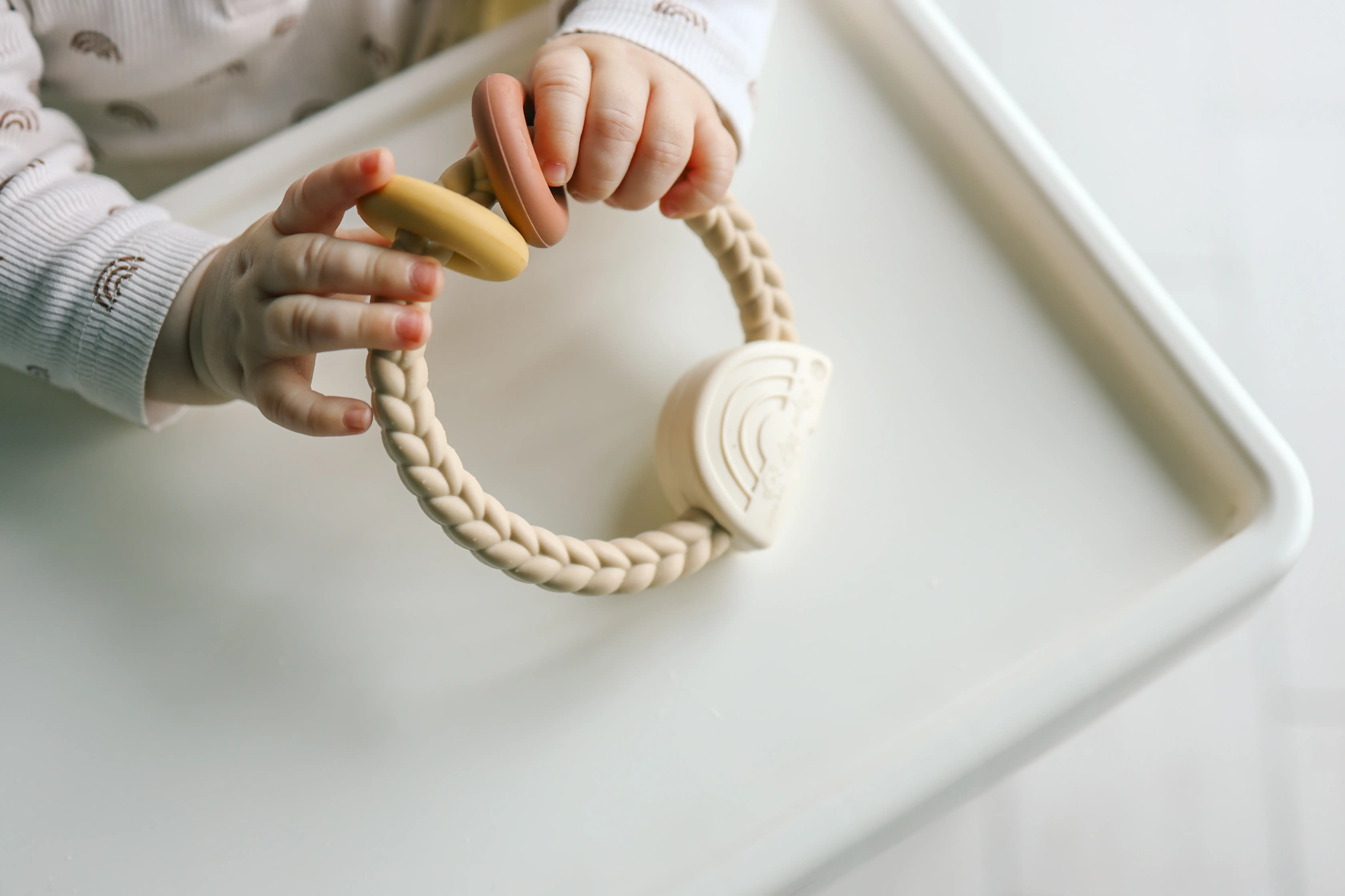 Zwei Kinder vor beiger Wand