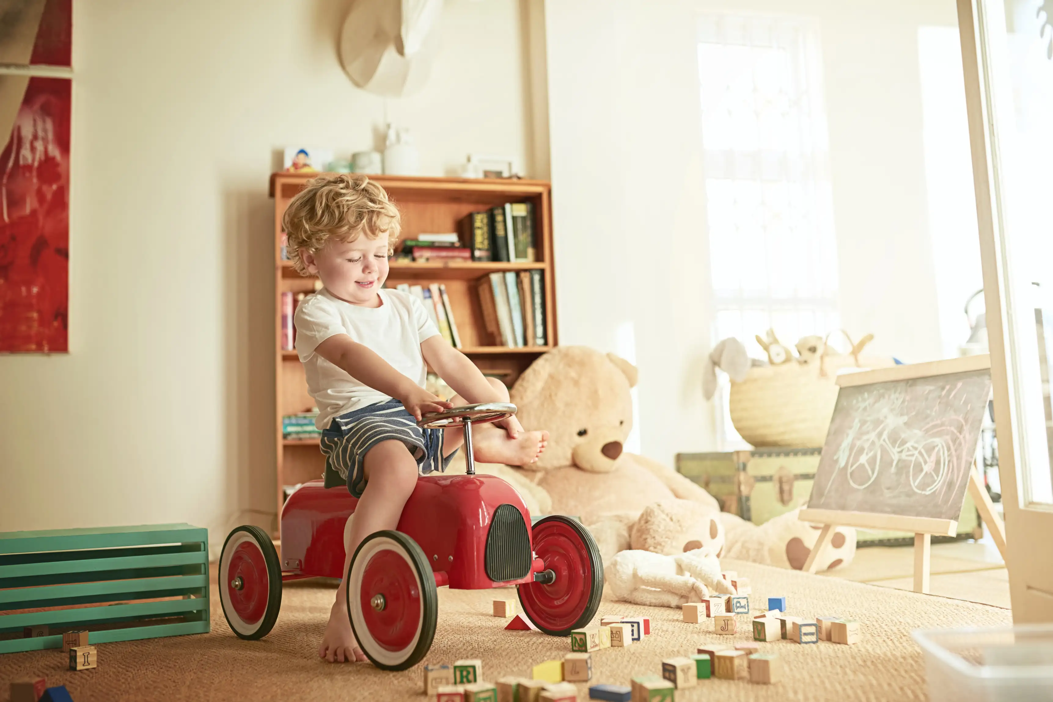 Zwei Kinder vor beiger Wand