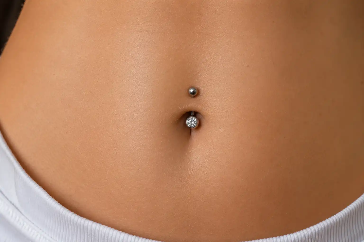 Hochwertiger Piercingschmuck an einem Ohr