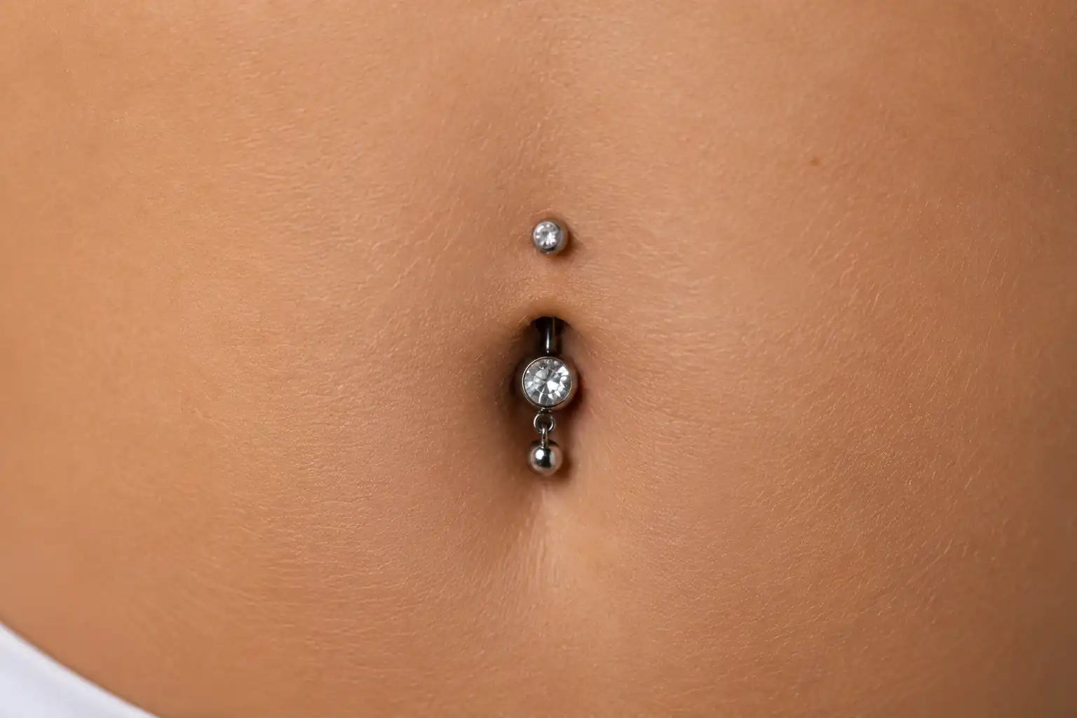 Bauchnabelpiercing bei BLACKLINE STUDIOS