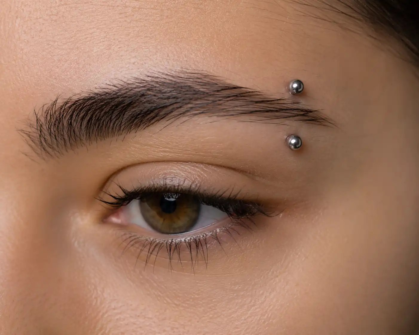 Augenbrauenpiercing bei BLACKLINE STUDIOS