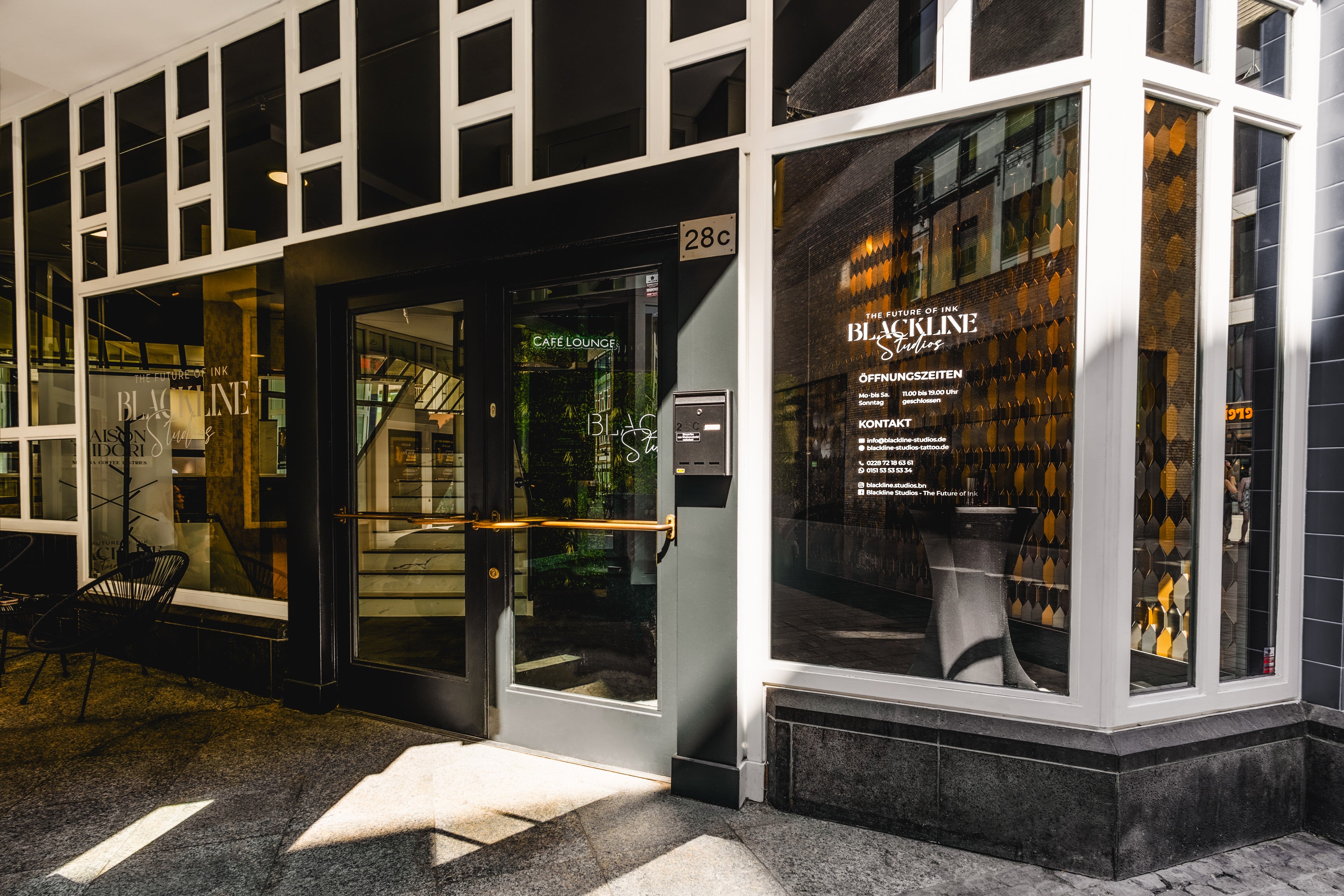 Ladenfront von BLACKLINE STUDIOS Bonn in der Maximilianstraße 28 C