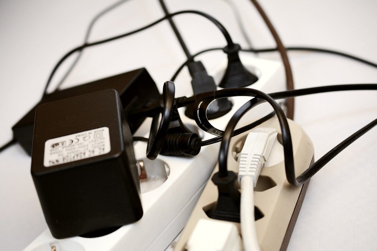 Elektrische Mehrfachsteckdosen und Netzteile als typische prüfpflichtige Arbeitsmittel