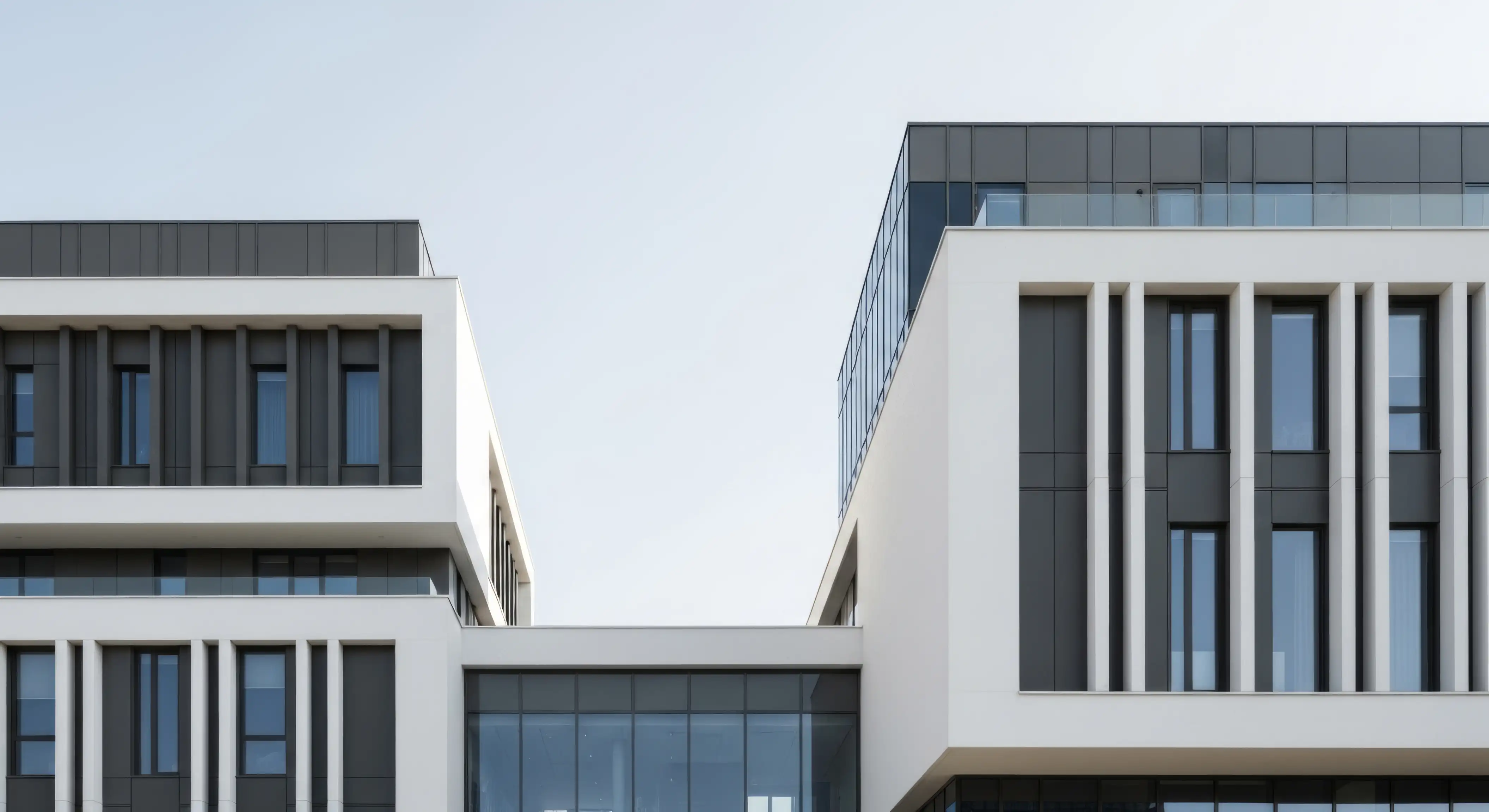 Modernes Gebäude mit eckiger Architektur