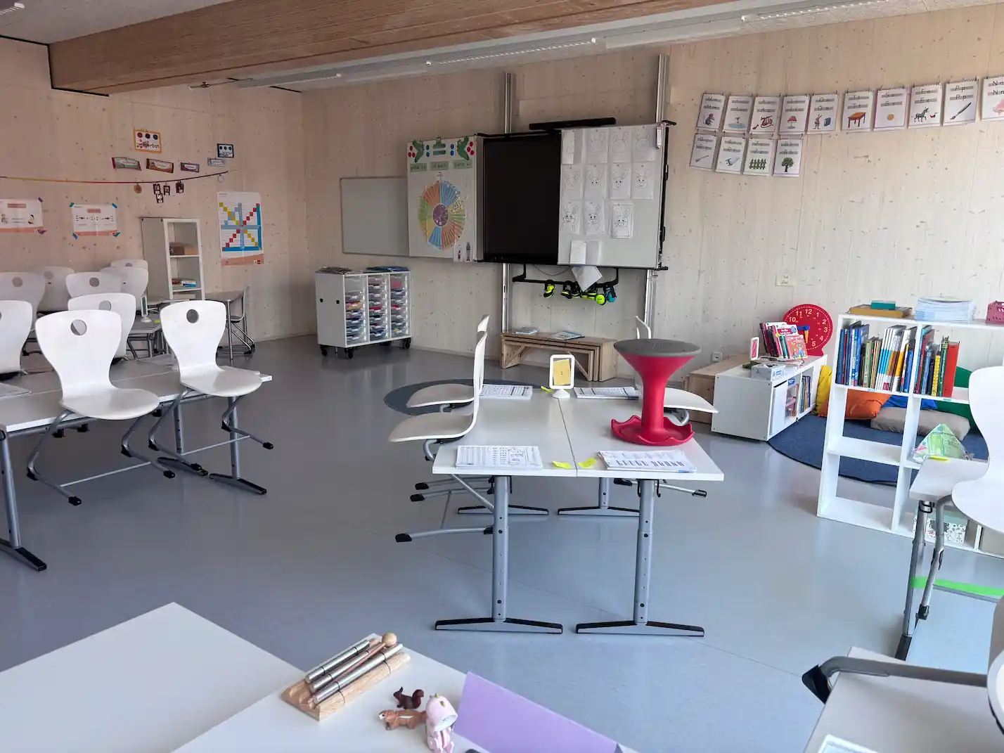 Kinder beim Forschen als Beispielbild für die Lernwerkstatt