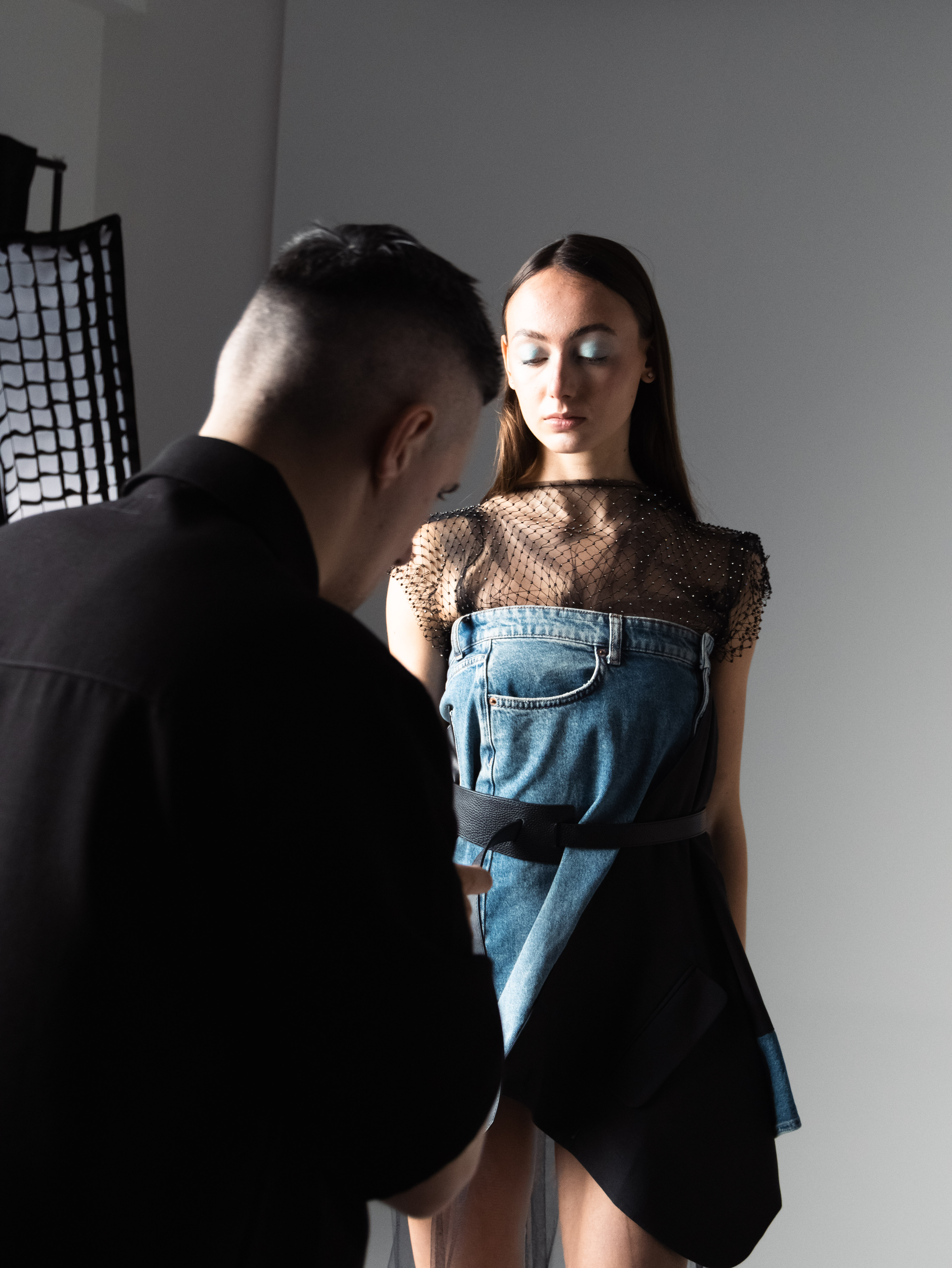 Styling-Check am Set: Model im Denim-Look, ShowYourself Media beim Fashion-Dreh