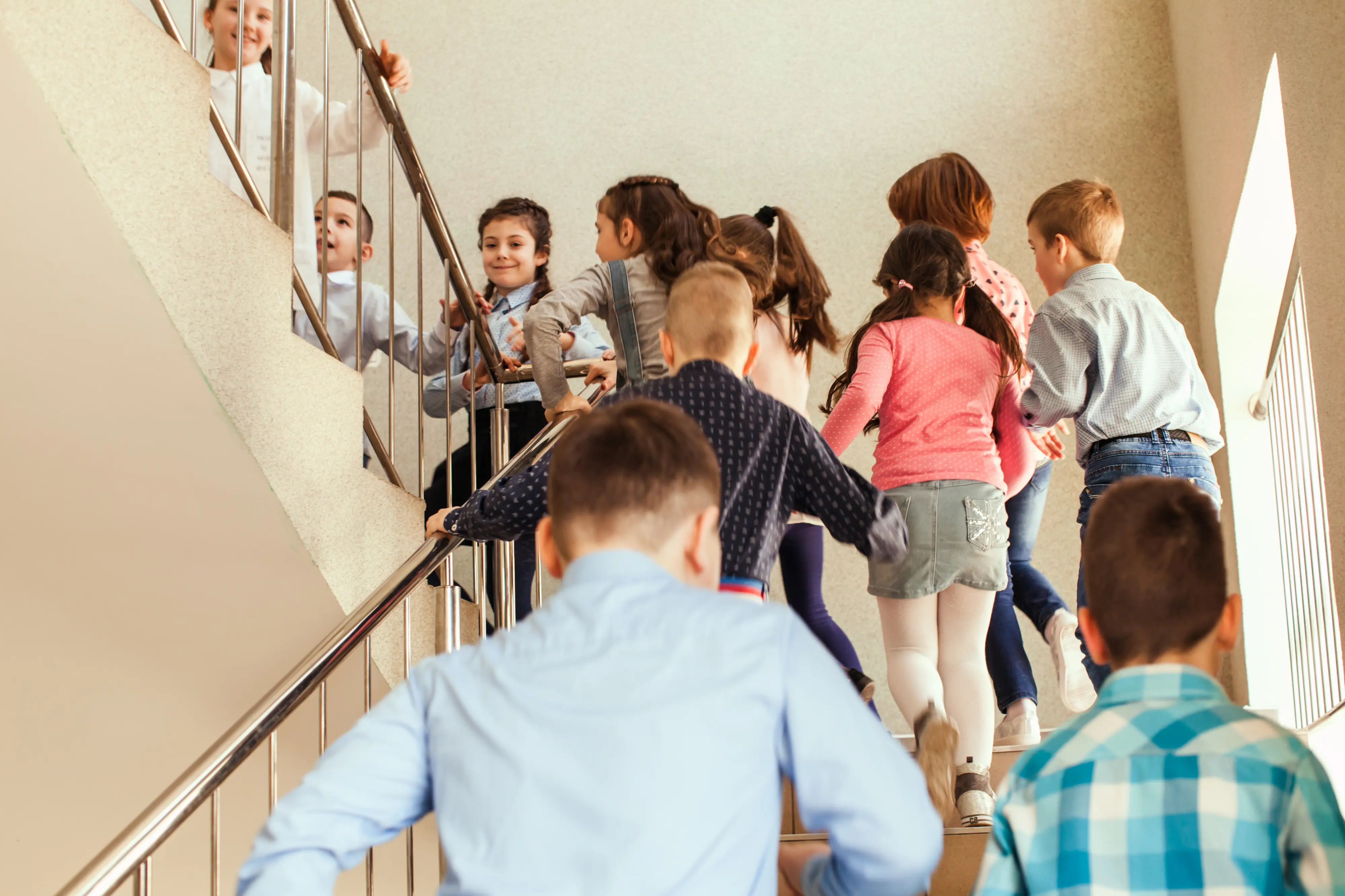 Kinder bei einer gemeinsamen Aktivität