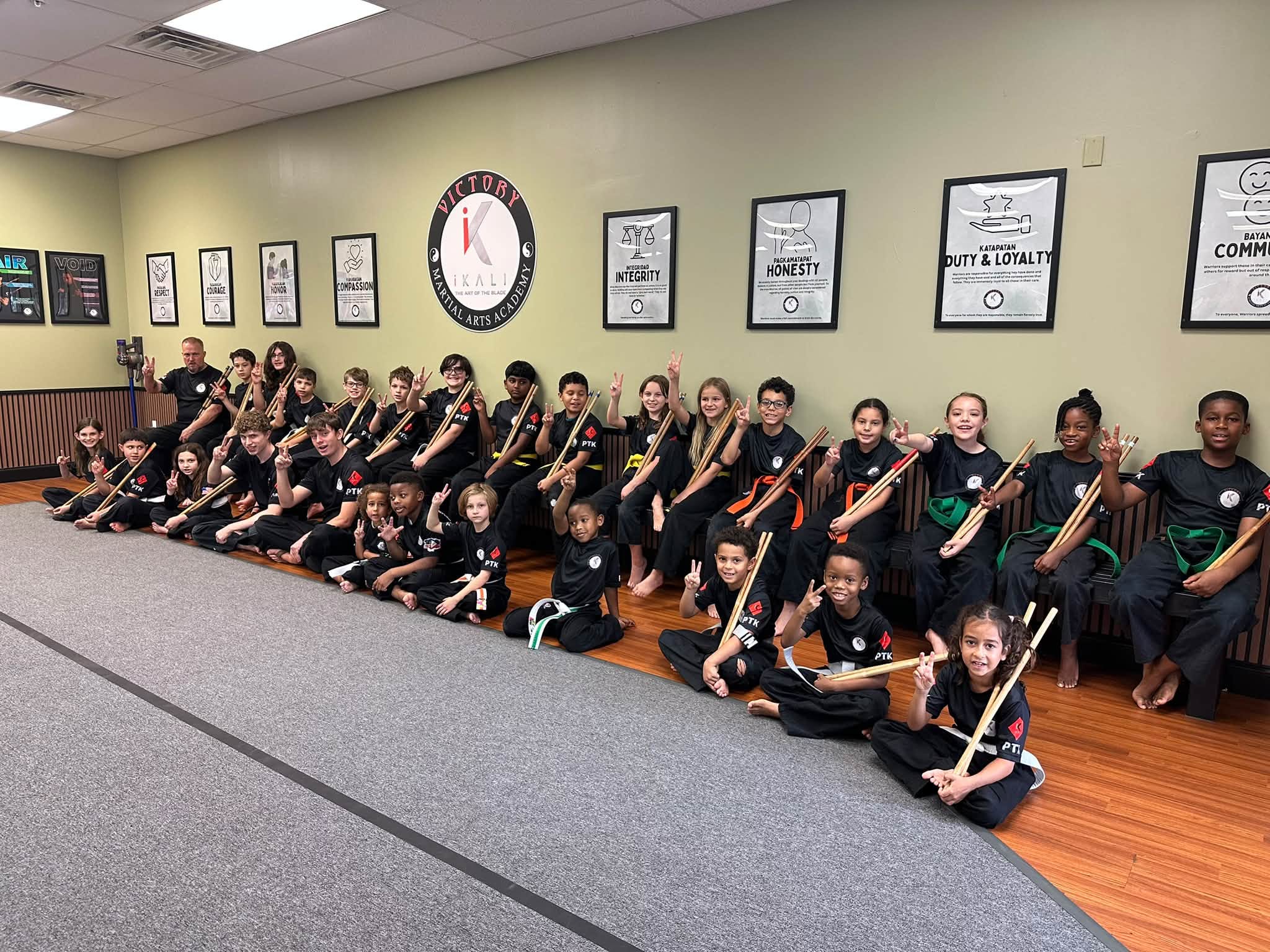 Students gather with their Kali training sticks at FishHawk.