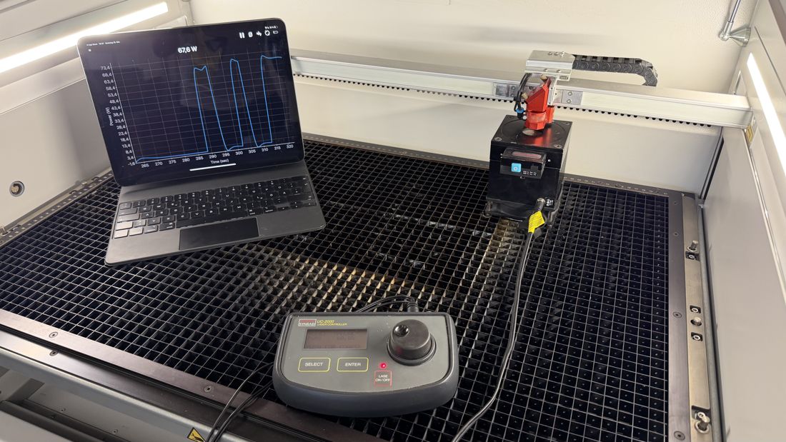 Leistungsmessung einer CO₂-Laserquelle im Labor von Laser-Store24