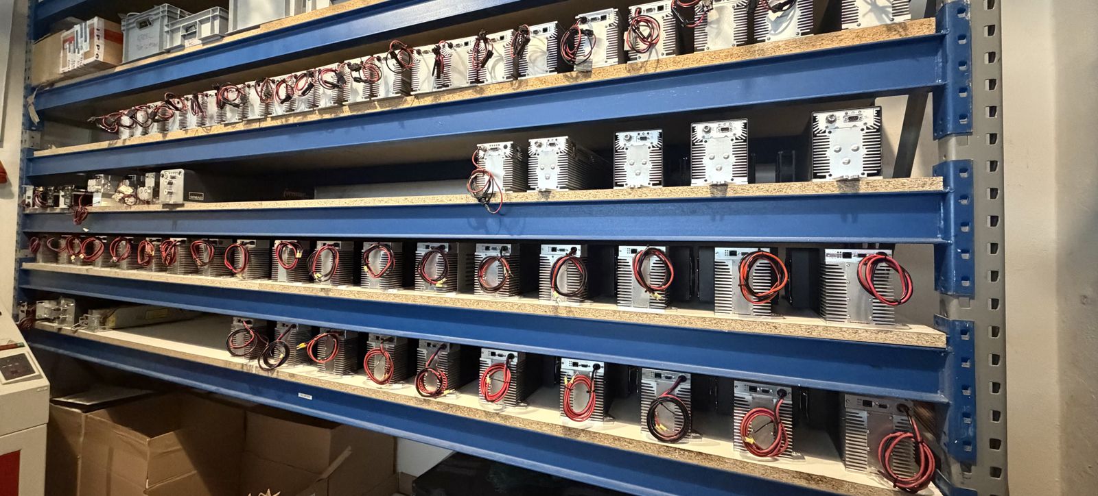 Lager mit CO₂-Laserquellen verschiedener Hersteller bei Laser-Store24