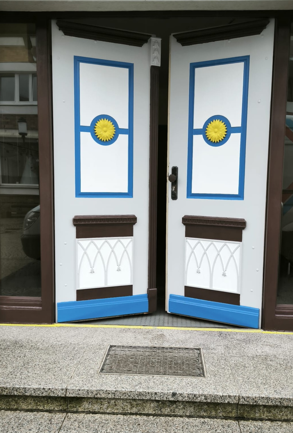 Frisch lackierte Haustür und Holzfenster auf Rügen