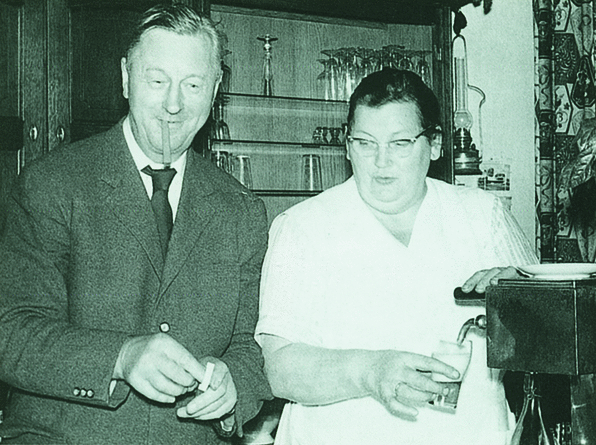 Landwirt Albert Löfken  mit seiner Mitarbeiterin