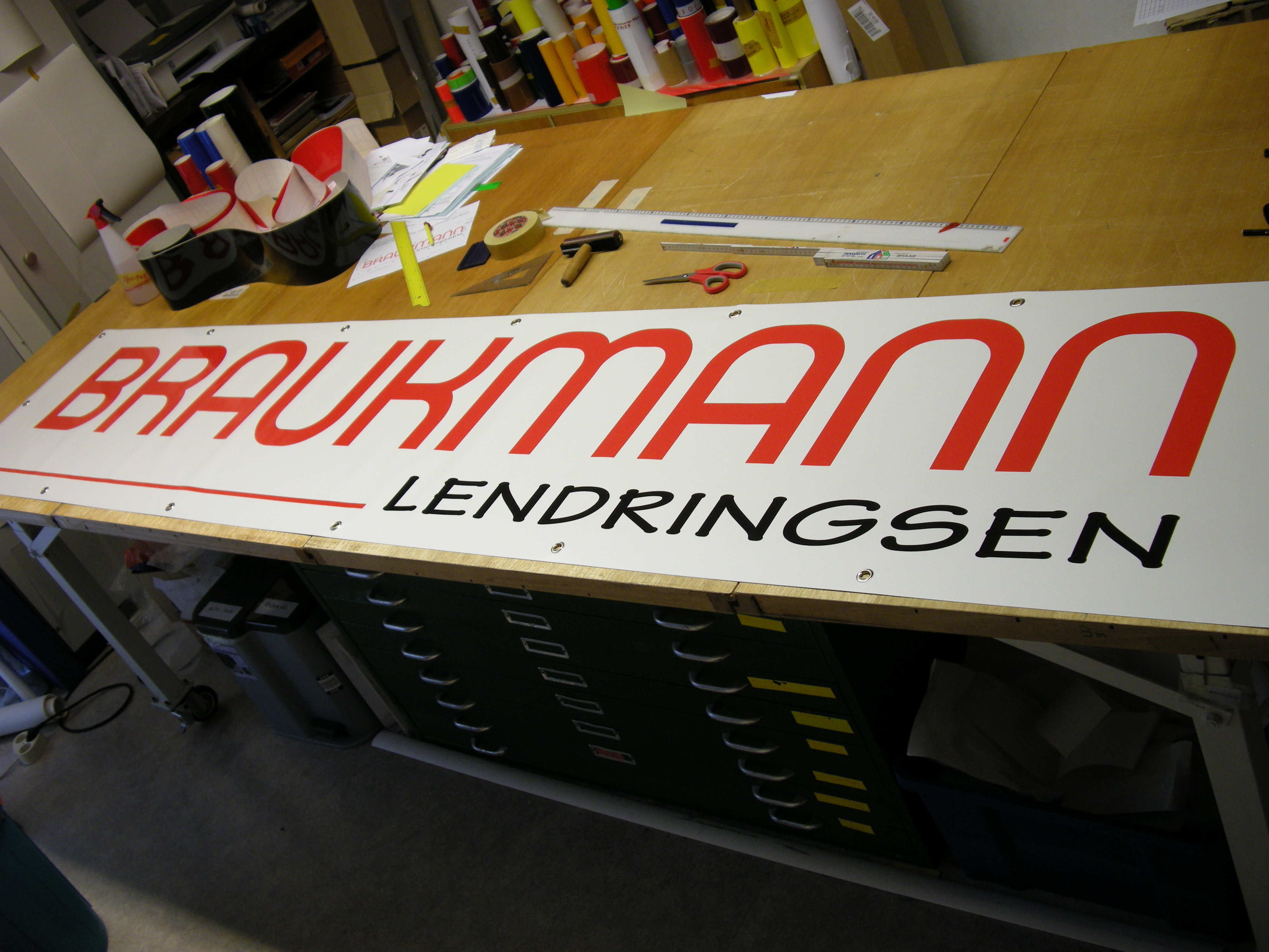 Beschriftungen auf einem Tisch