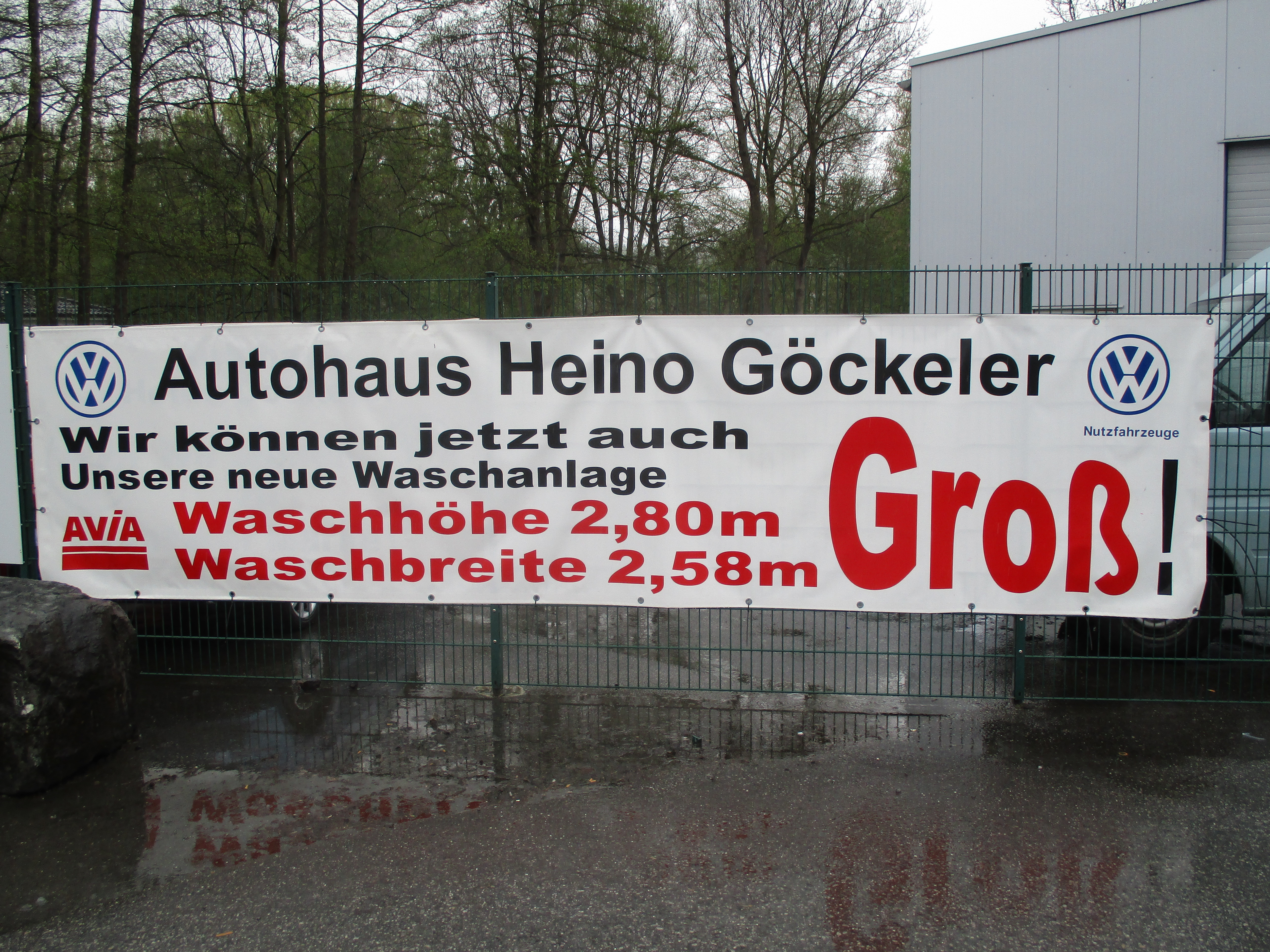 Beschriftungen an einem Zaun befestigt