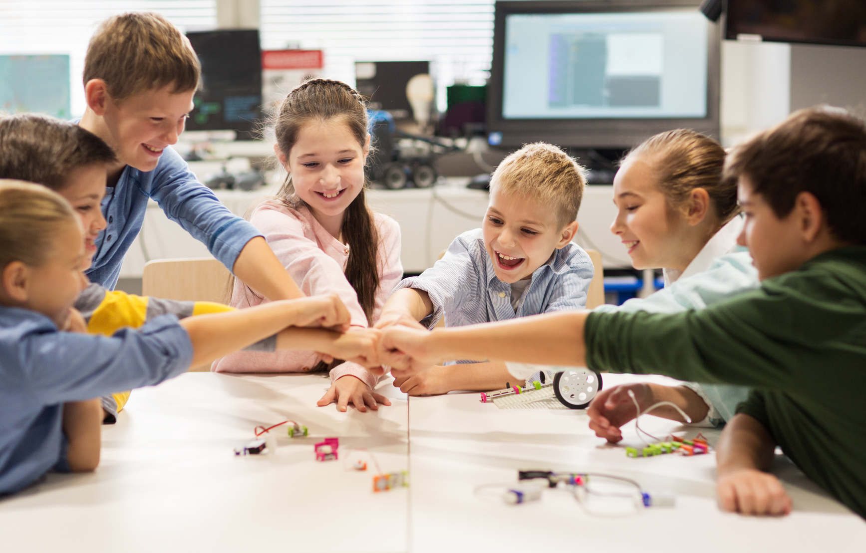 Kinder spielen miteinander