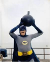 Batman (Adam West) versucht sich einer Bombe zu entledigen