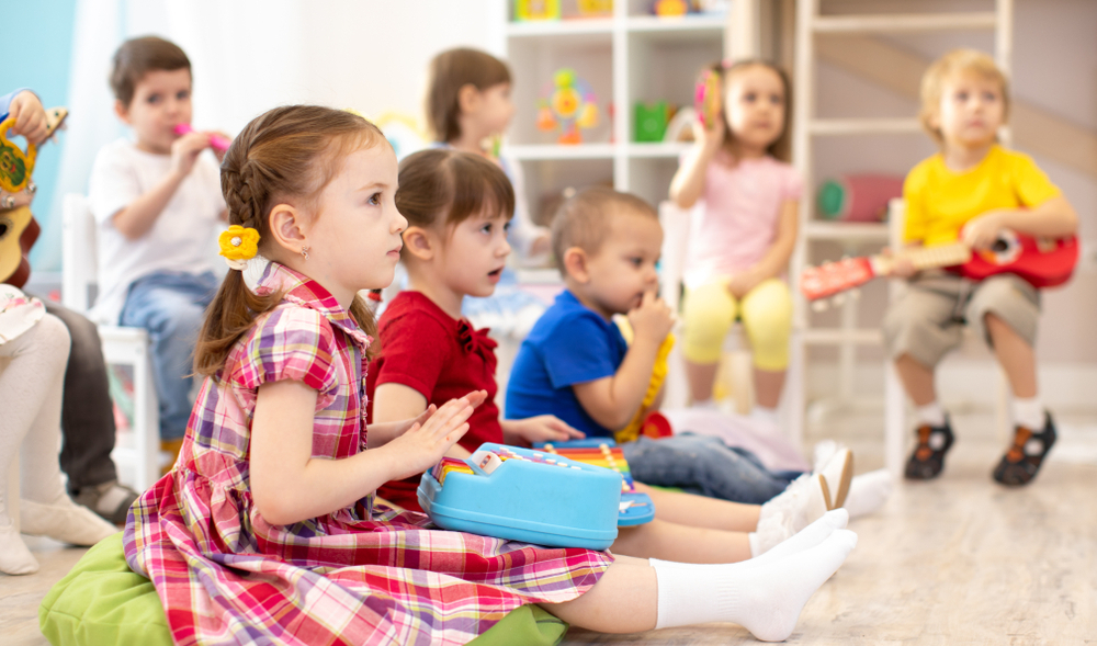 Toddlers in a music class sitting on the floor