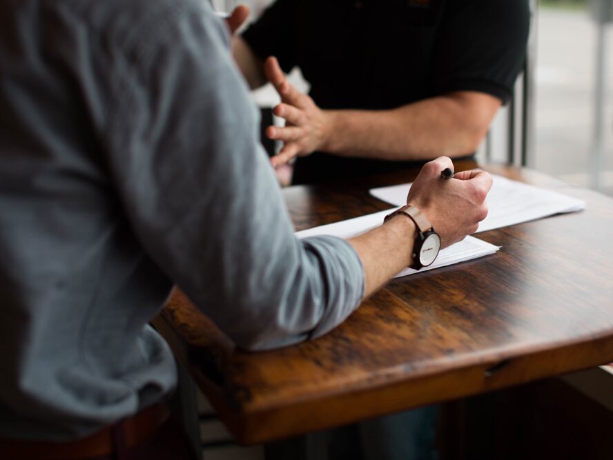 Meeting zweier Personen; vielleicht ein Webdesign-Briefing?