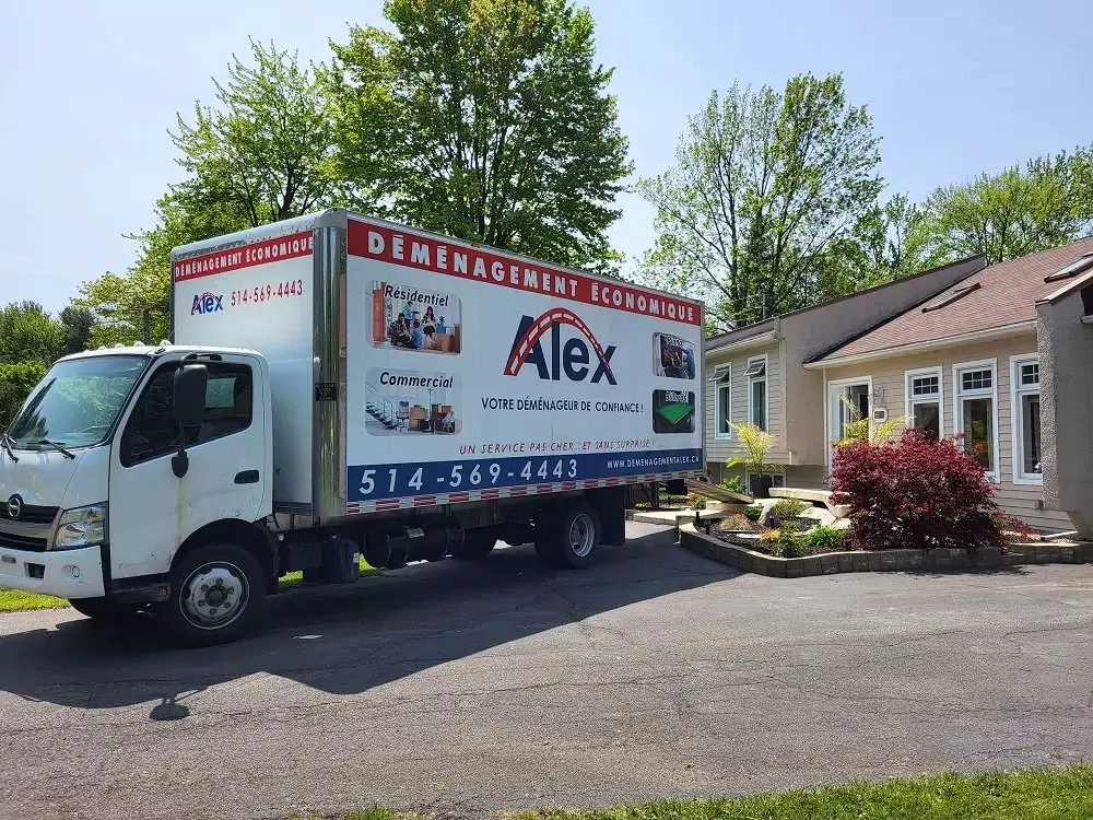 Camion de déménagement ALEX devant une maison