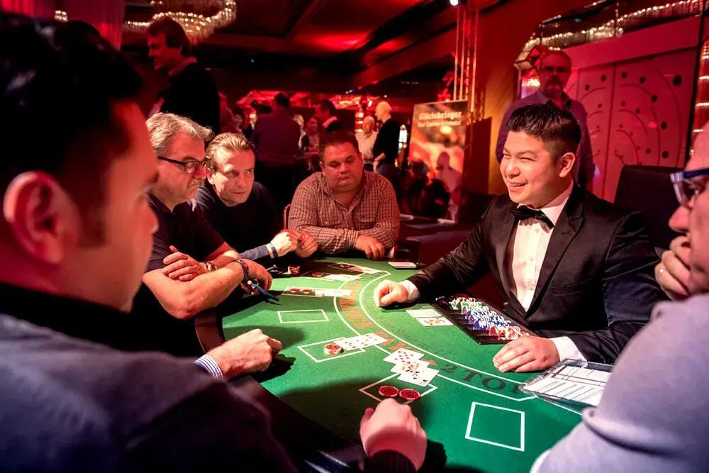 Gäste spielen Black Jack an einem Casino-Tisch bei einem mobilen Casino-Event von Rent-A-Casino