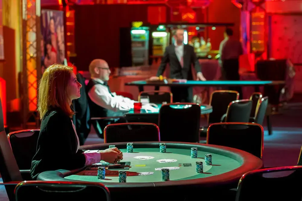 Elegante Casino-Atmosphäre mit Spieltischen und Gästen bei einem mobilen Casino-Event von Rent-A-Casino