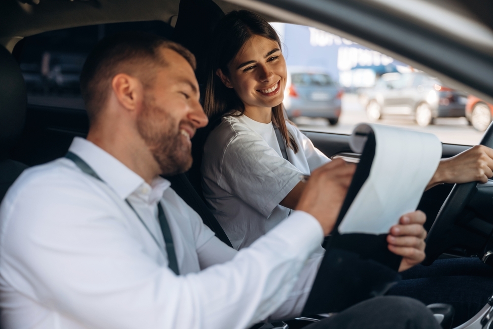 Fahrlehrer begleitet eine Teilnehmerin bei einem Fahreignungsseminar