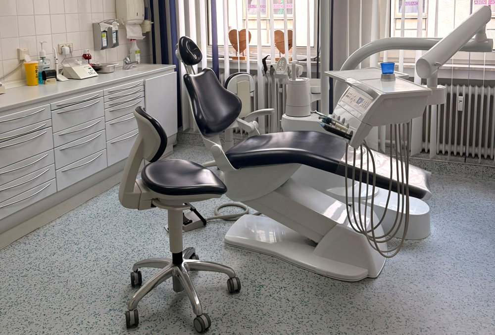 Behandlungszimmer mit Zahnarzthelferin