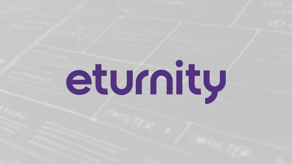 Zwei Hände halten einen Tablet-Computer, aus dem verschiedene Handwerkszeuge herausragen, dahinter ein Meesenburg-Logo