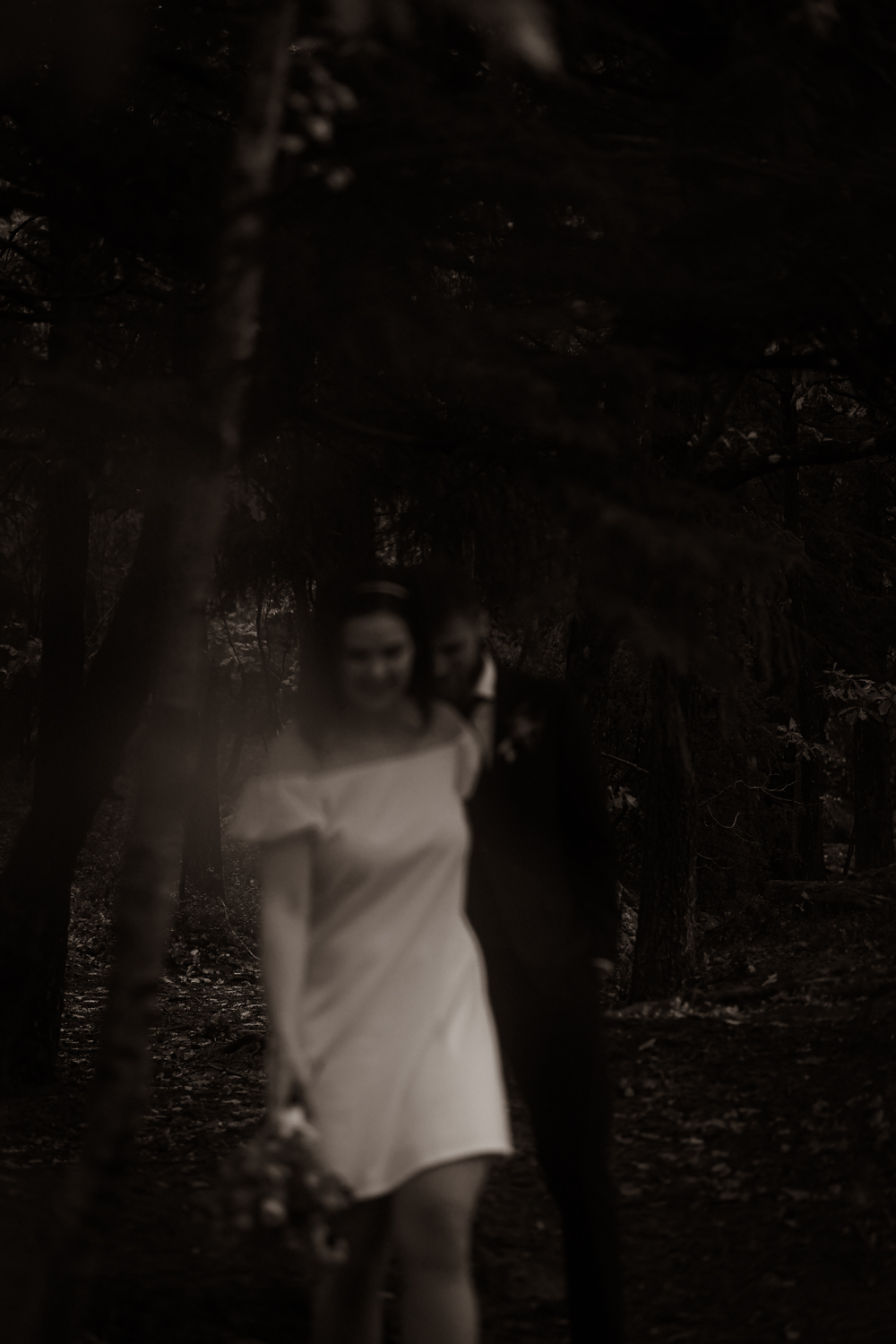 Dokumentär bröllopsfotograf har fotograferat filmiskt bröllopsporträtt av brudpar i skogen utanför Göteborg.