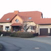 Dachbeschichtung (Dachfarbe ziegelrot) und farbliche Gestaltung der Fassade.