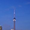 CN Tower illuminiert (=[festlich]erleuchtet, Quelle: DUDEN)